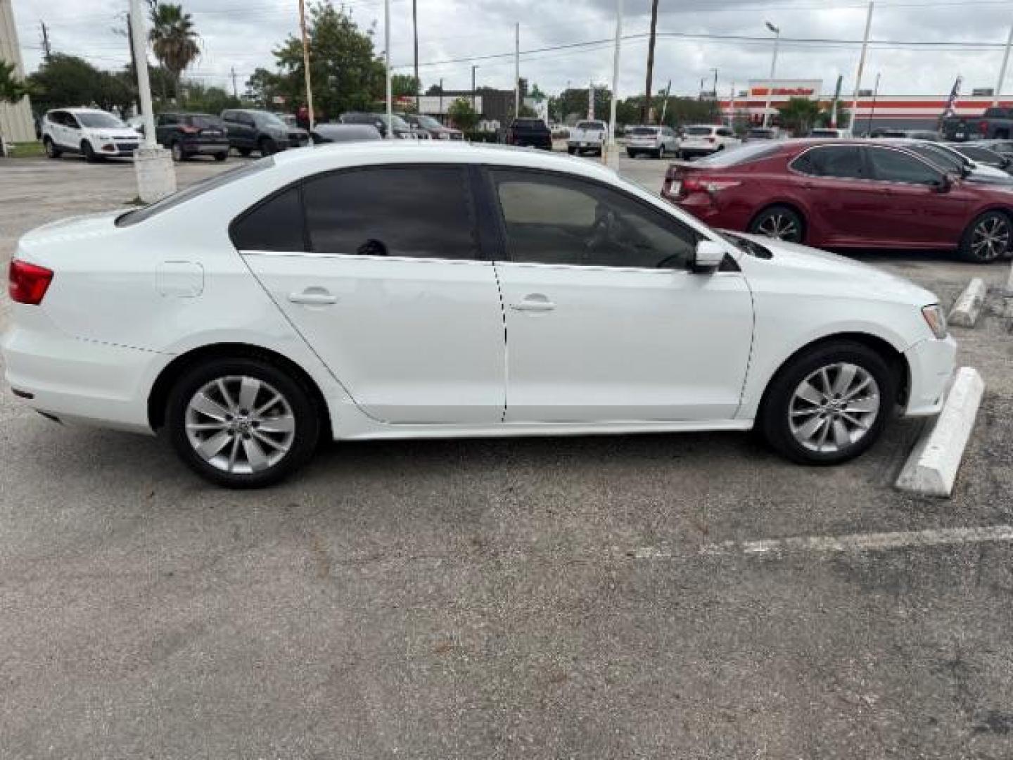 2015 Pure White /Titan Black, cloth Volkswagen Jetta SE 6A (3VWD07AJ9FM) with an 1.8L L4 DOHC 20V engine, 6-Speed Automatic transmission, located at 4545 Spencer Hwy., Pasadena, 77504, (832) 266-1645, 29.666037, -95.173775 - Photo#0
