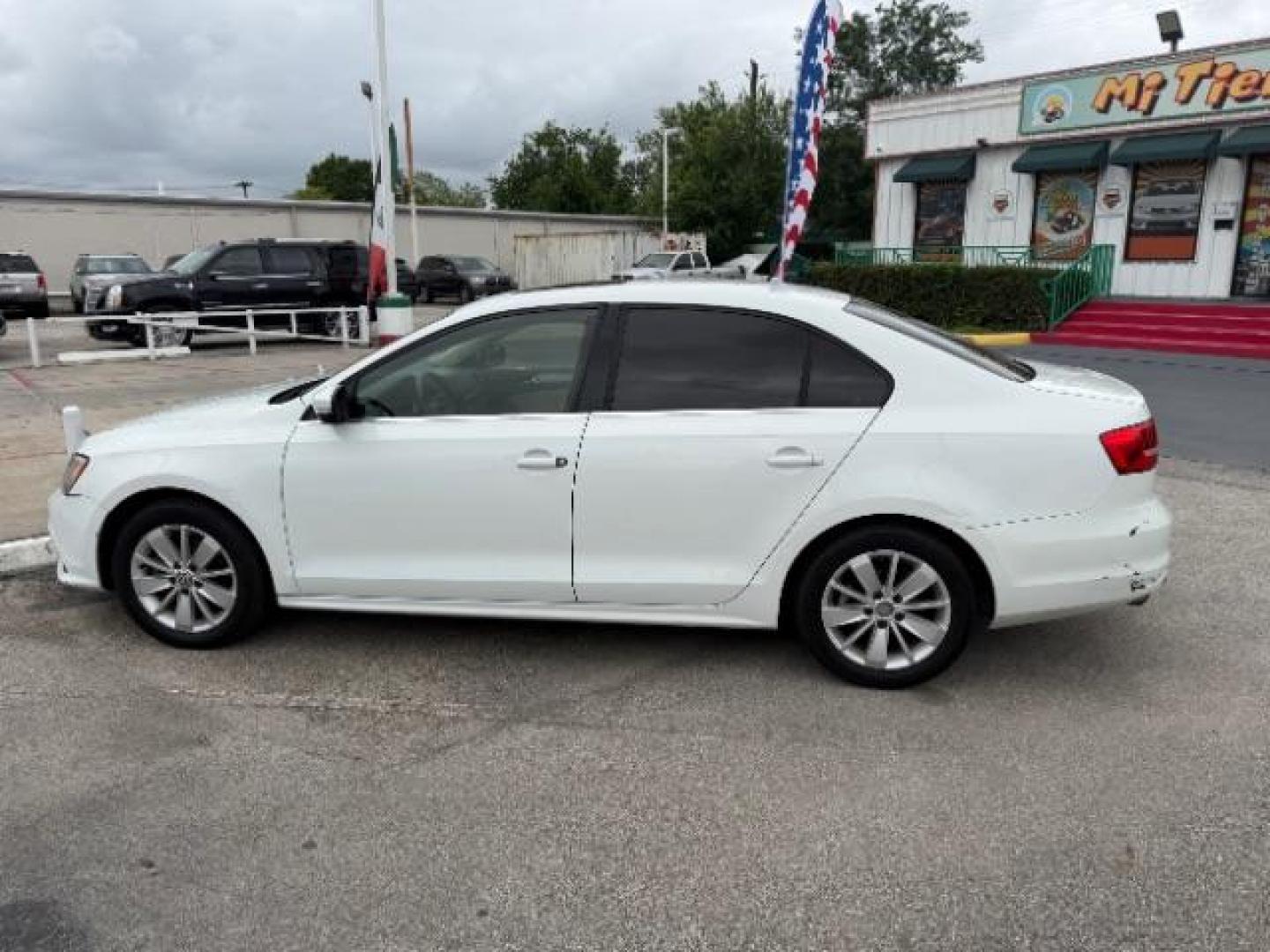2015 Pure White /Titan Black, cloth Volkswagen Jetta SE 6A (3VWD07AJ9FM) with an 1.8L L4 DOHC 20V engine, 6-Speed Automatic transmission, located at 4545 Spencer Hwy., Pasadena, 77504, (832) 266-1645, 29.666037, -95.173775 - Photo#2