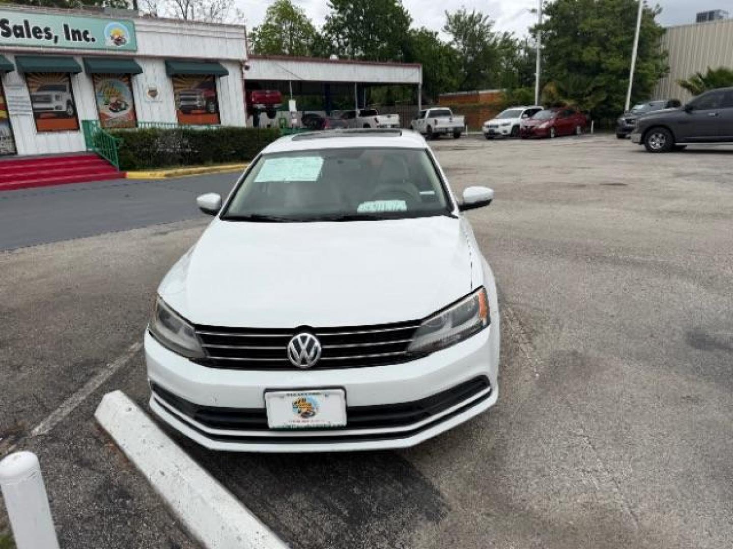 2015 Pure White /Titan Black, cloth Volkswagen Jetta SE 6A (3VWD07AJ9FM) with an 1.8L L4 DOHC 20V engine, 6-Speed Automatic transmission, located at 4545 Spencer Hwy., Pasadena, 77504, (832) 266-1645, 29.666037, -95.173775 - Photo#3