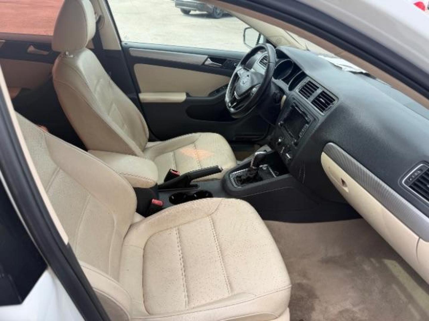 2015 Pure White /Titan Black, cloth Volkswagen Jetta SE 6A (3VWD07AJ9FM) with an 1.8L L4 DOHC 20V engine, 6-Speed Automatic transmission, located at 4545 Spencer Hwy., Pasadena, 77504, (832) 266-1645, 29.666037, -95.173775 - Photo#5