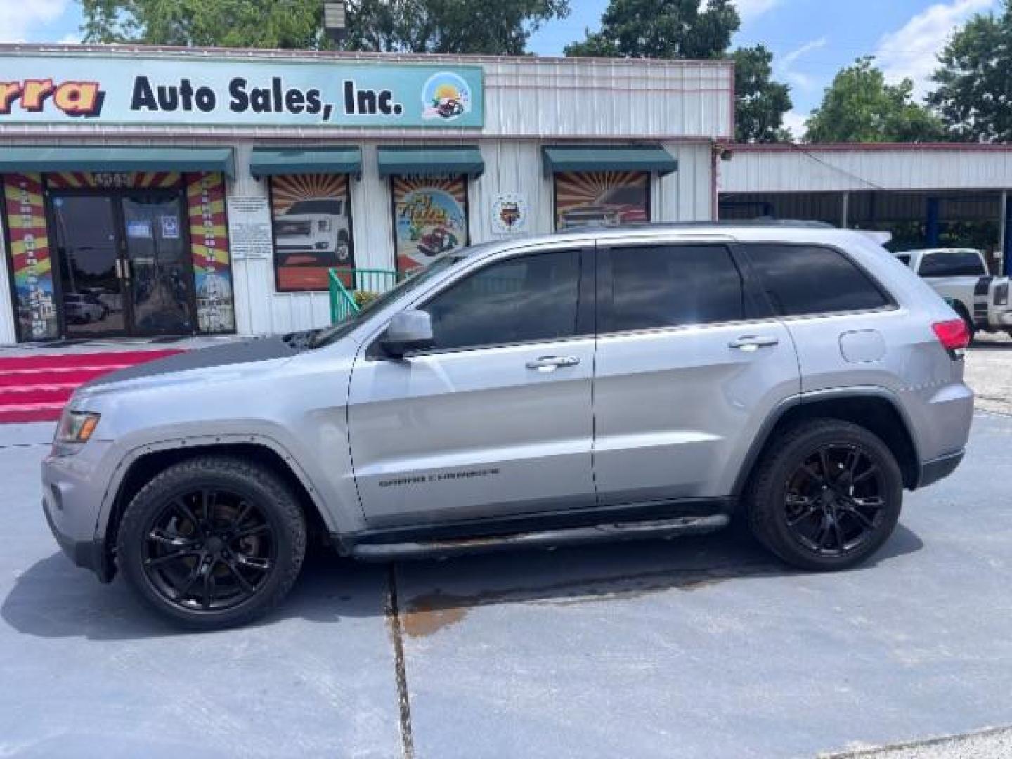 2014 Billet Silver Metallic CC /Black Jeep Grand Cherokee Laredo 2WD (1C4RJEAG0EC) with an 3.6L V6 DOHC 24V engine, 5-Speed Automatic transmission, located at 4545 Spencer Hwy., Pasadena, 77504, (832) 266-1645, 29.666037, -95.173775- Photo#3