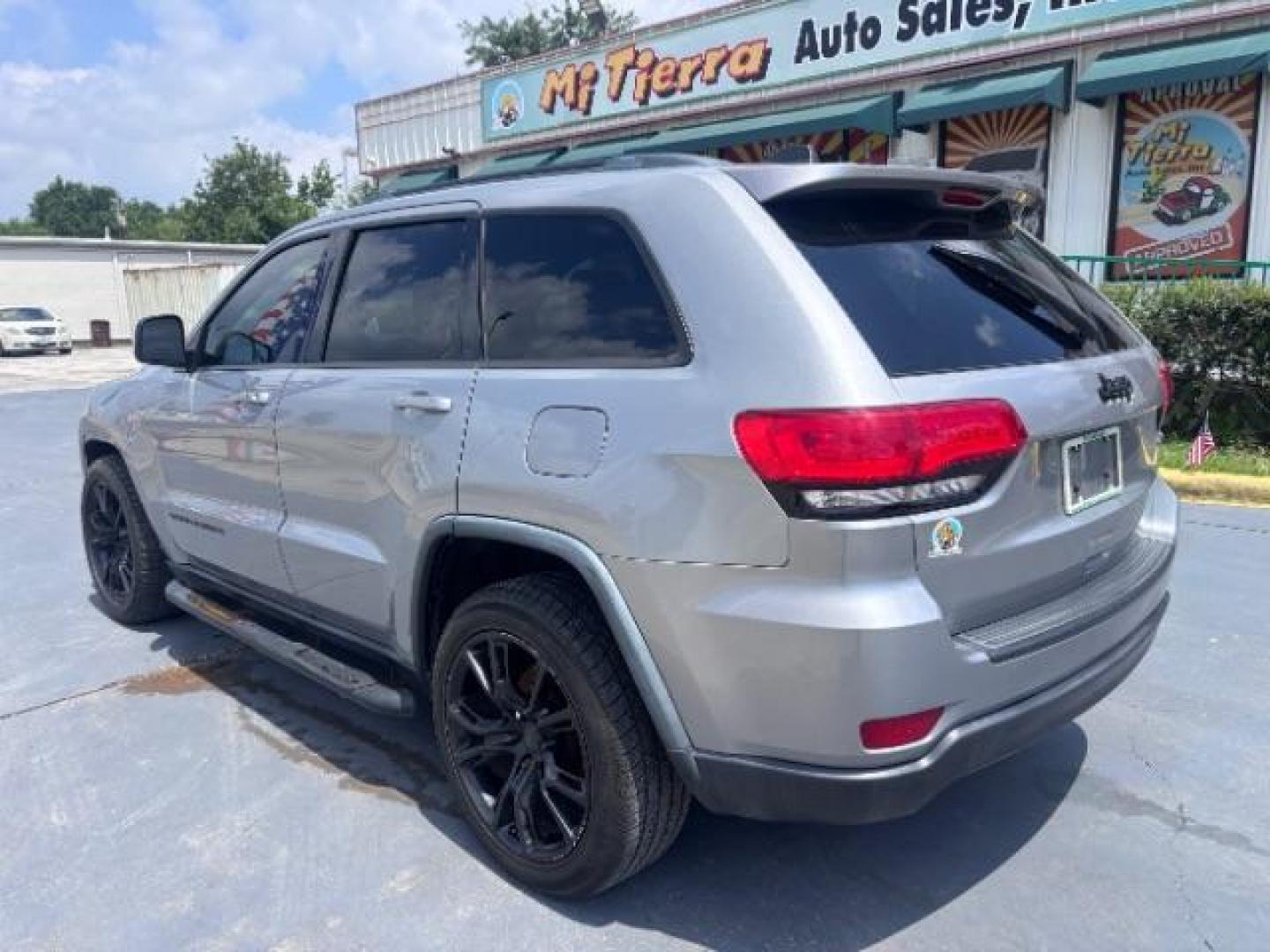 2014 Billet Silver Metallic CC /Black Jeep Grand Cherokee Laredo 2WD (1C4RJEAG0EC) with an 3.6L V6 DOHC 24V engine, 5-Speed Automatic transmission, located at 4545 Spencer Hwy., Pasadena, 77504, (832) 266-1645, 29.666037, -95.173775- Photo#4