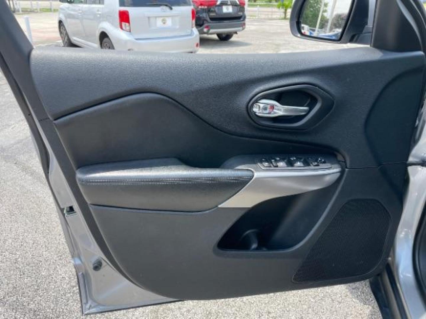 2019 GRAY Jeep Cherokee Latitude 4WD (1C4PJMCX6KD) with an 3.2L V6 DOHC 24V engine, 9-Speed Automatic transmission, located at 4545 Spencer Hwy., Pasadena, 77504, (832) 266-1645, 29.666037, -95.173775 - Photo#8