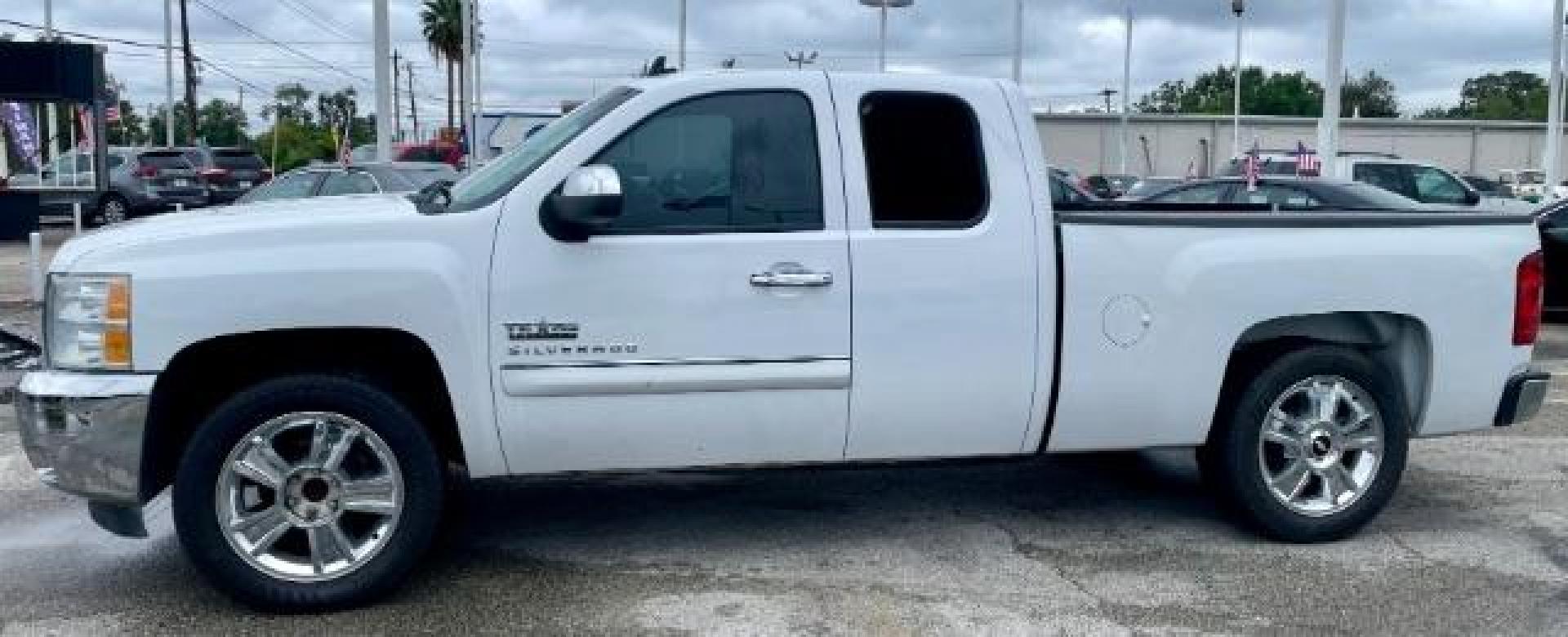 2013 Summit White /Ebony Cloth Interior Chevrolet Silverado 1500 LT Ext. Cab 2WD (1GCRCSE08DZ) with an 5.3L V8 OHV 16V FFV engine, located at 4545 Spencer Hwy., Pasadena, 77504, (832) 266-1645, 29.666037, -95.173775 - Photo#0