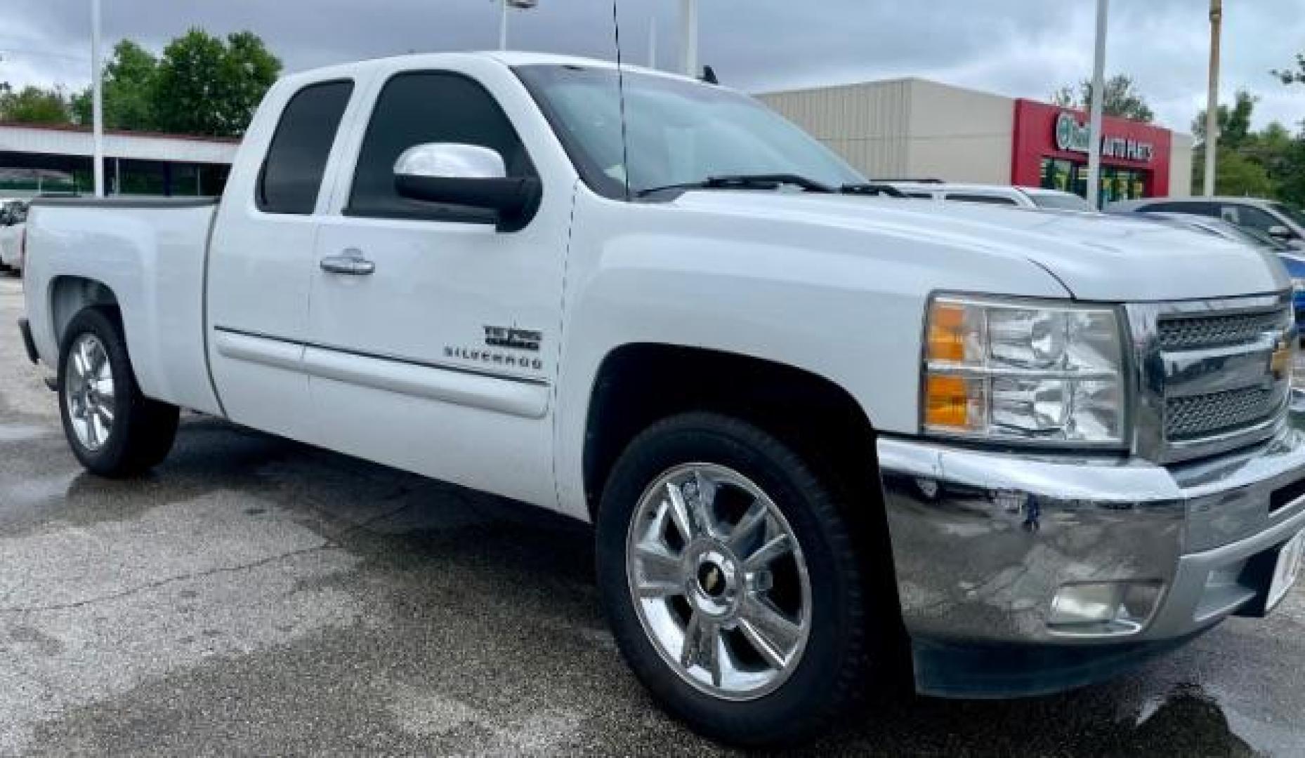 2013 Summit White /Ebony Cloth Interior Chevrolet Silverado 1500 LT Ext. Cab 2WD (1GCRCSE08DZ) with an 5.3L V8 OHV 16V FFV engine, located at 4545 Spencer Hwy., Pasadena, 77504, (832) 266-1645, 29.666037, -95.173775 - Photo#2