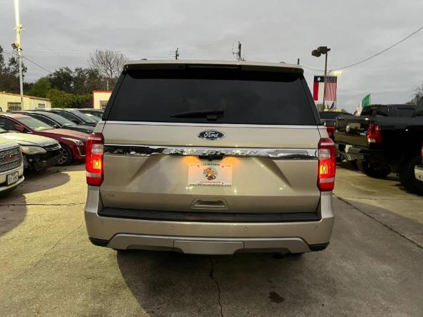 2018 White Gold Metallic Ford Expedition XLT 2WD (1FMJU1HT1JE) with an 3.5L V6 DOHC 24V FFV engine, 6-Speed Automatic transmission, located at 7935 Gulf Freeway, Houston, 77017, (832) 266-1645, 29.684393, -95.275665 - Photo#5