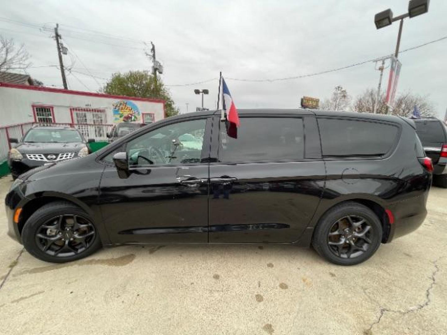 2018 Billet Silver Metallic Clear Coat Chrysler Pacifica Touring Plus (2C4RC1FG7JR) with an 3.6L V6 DOHC 24V engine, 9-Speed Automatic transmission, located at 7935 Gulf Freeway, Houston, 77017, (832) 266-1645, 29.684393, -95.275665 - Photo#3