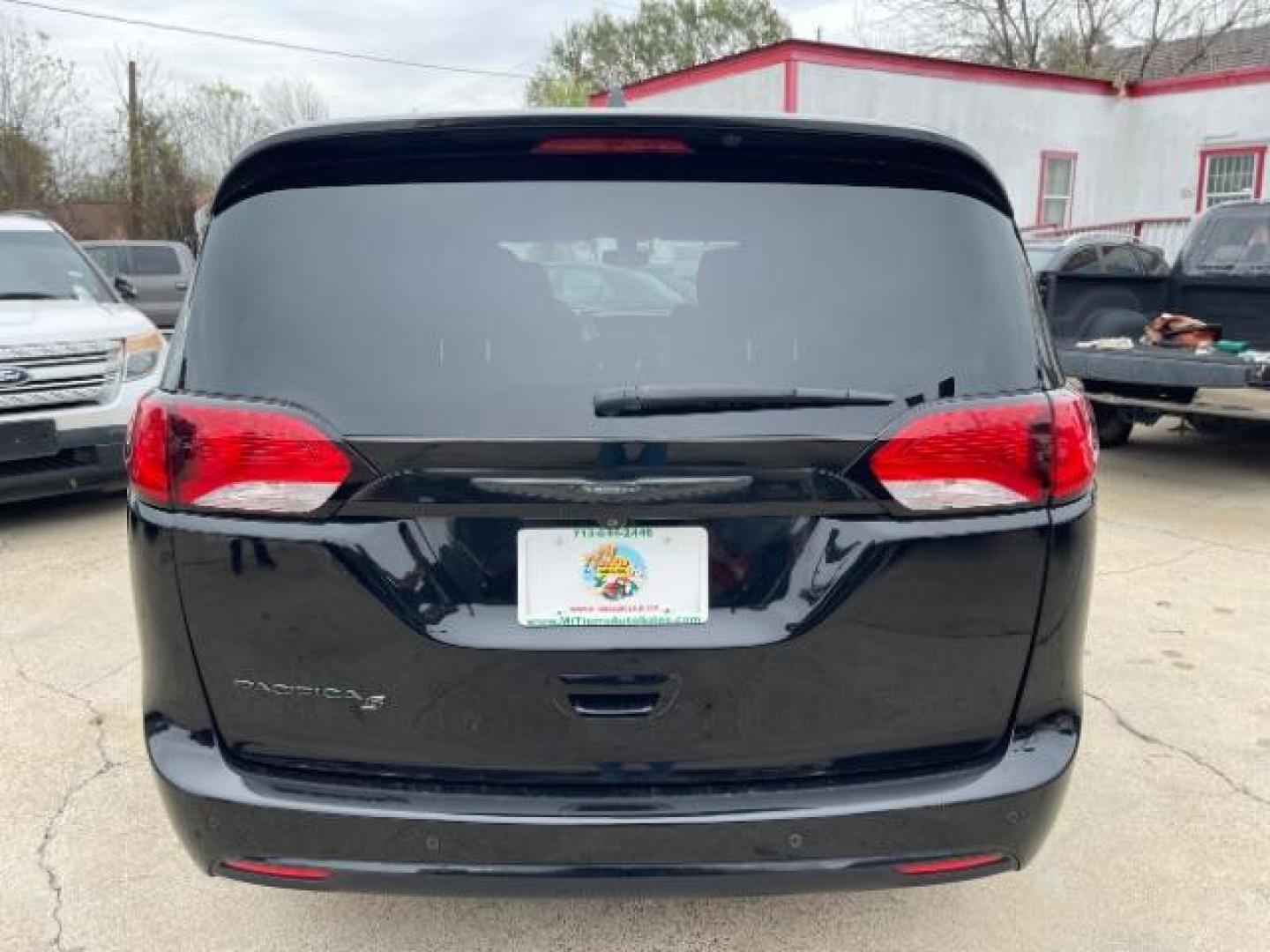 2018 Billet Silver Metallic Clear Coat Chrysler Pacifica Touring Plus (2C4RC1FG7JR) with an 3.6L V6 DOHC 24V engine, 9-Speed Automatic transmission, located at 7935 Gulf Freeway, Houston, 77017, (832) 266-1645, 29.684393, -95.275665 - Photo#5