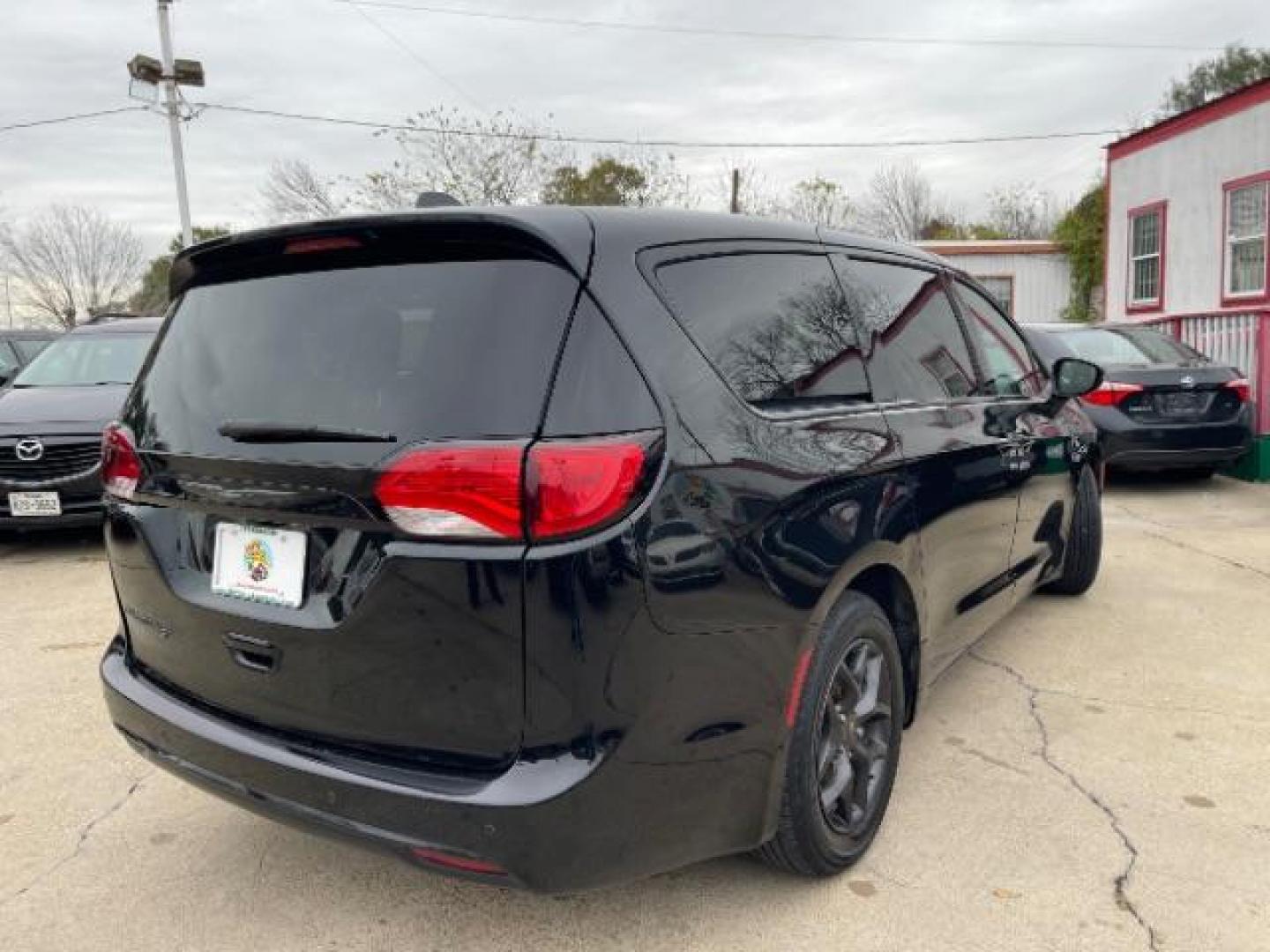 2018 Billet Silver Metallic Clear Coat Chrysler Pacifica Touring Plus (2C4RC1FG7JR) with an 3.6L V6 DOHC 24V engine, 9-Speed Automatic transmission, located at 7935 Gulf Freeway, Houston, 77017, (832) 266-1645, 29.684393, -95.275665 - Photo#6