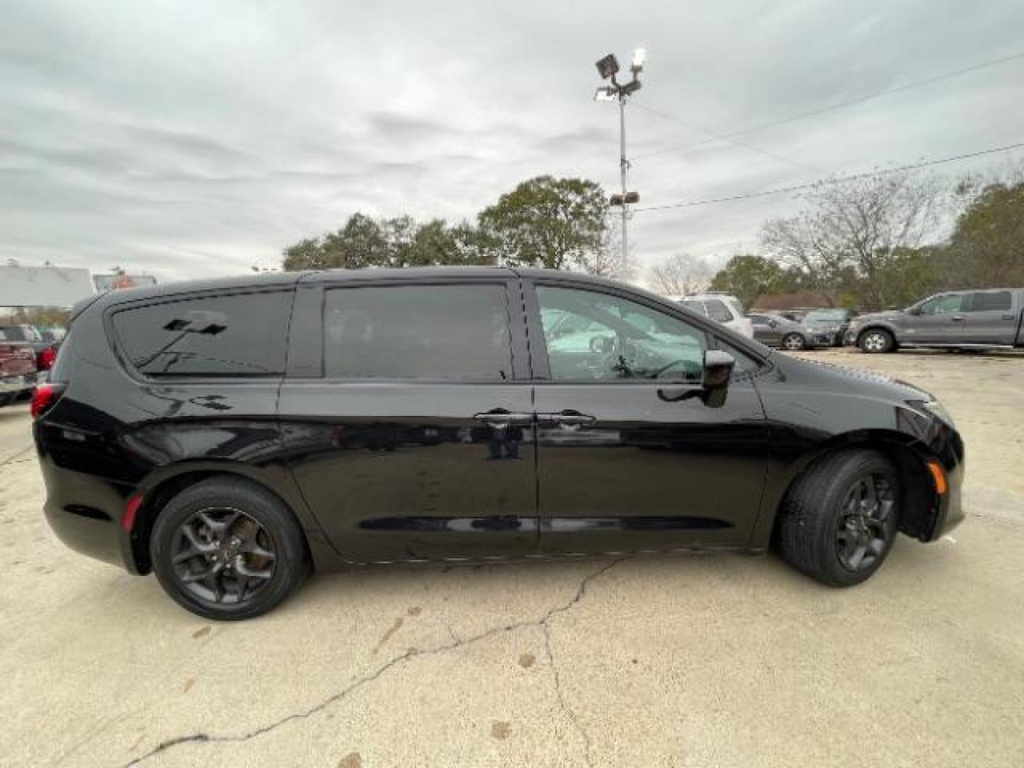 2018 Billet Silver Metallic Clear Coat Chrysler Pacifica Touring Plus (2C4RC1FG7JR) with an 3.6L V6 DOHC 24V engine, 9-Speed Automatic transmission, located at 7935 Gulf Freeway, Houston, 77017, (832) 266-1645, 29.684393, -95.275665 - Photo#7