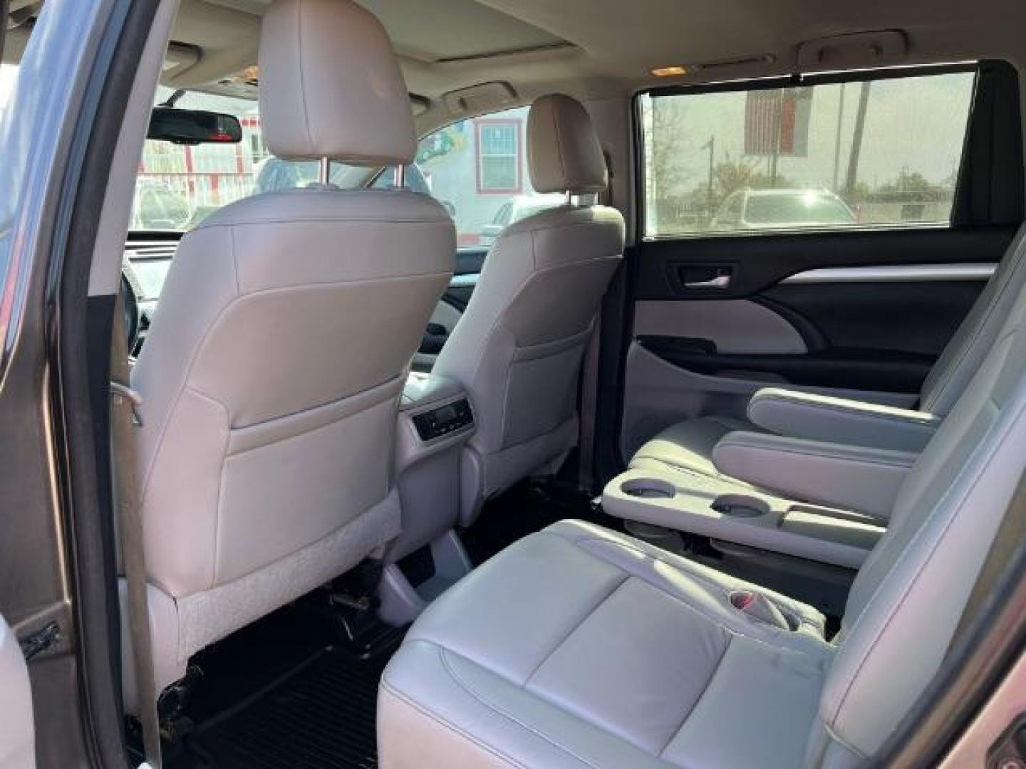 2016 Predawn Gray Mica Toyota Highlander XLE Sport Utility 4D (5TDKKRFHXGS) with an V6, 3.5 Liter engine, Auto, 6-Spd transmission, located at 7935 Gulf Freeway, Houston, 77017, (832) 266-1645, 29.684393, -95.275665 - Photo#9