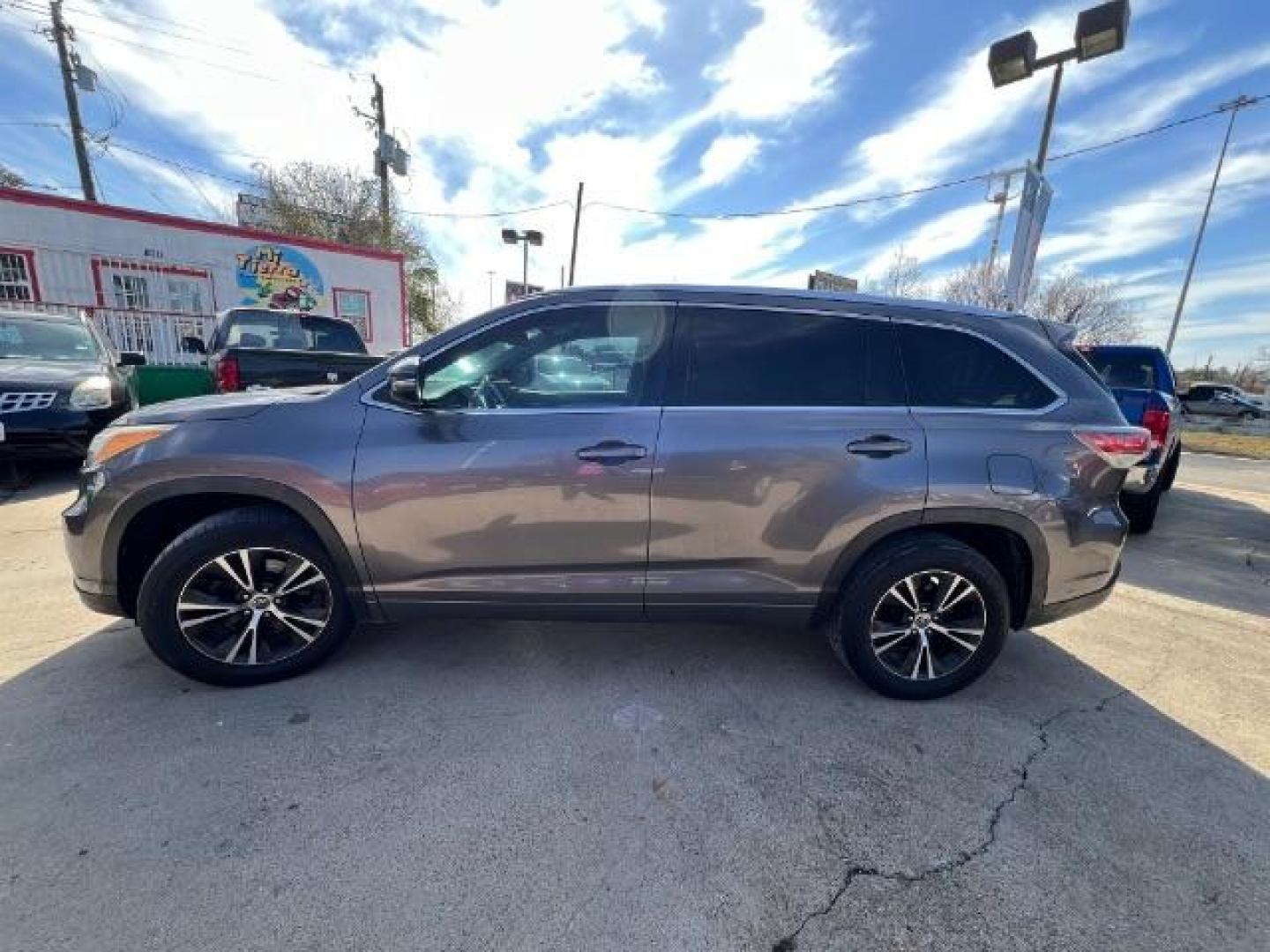 2016 Predawn Gray Mica Toyota Highlander XLE Sport Utility 4D (5TDKKRFHXGS) with an V6, 3.5 Liter engine, Auto, 6-Spd transmission, located at 7935 Gulf Freeway, Houston, 77017, (832) 266-1645, 29.684393, -95.275665 - Photo#3