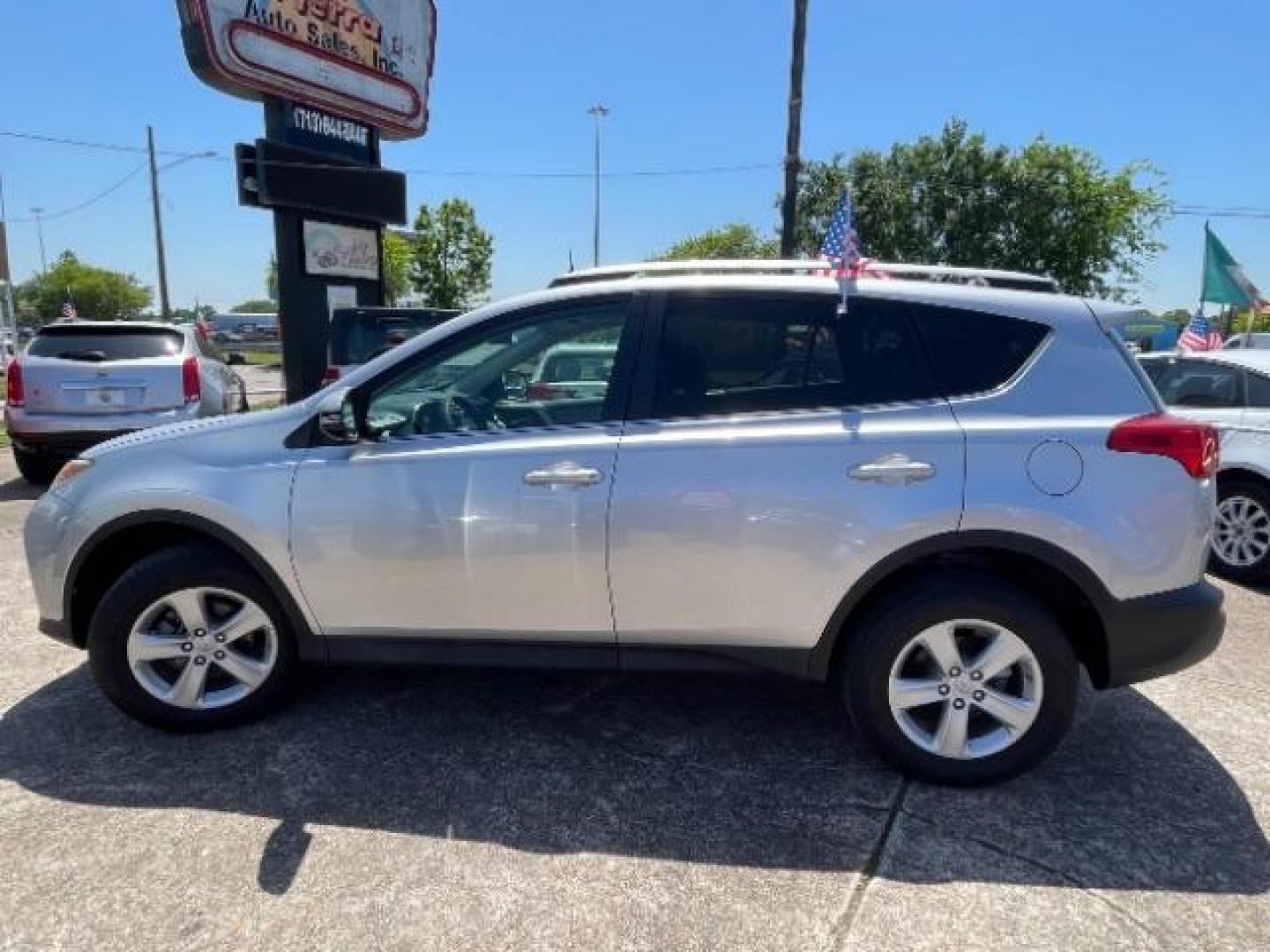 2014 Classic Silver Metallic Toyota RAV4 XLE (2T3WFREV1EW) with an 2.5L I-4 DOHC engine, located at 7935 Gulf Freeway, Houston, 77017, (832) 266-1645, 29.684393, -95.275665 - Photo#4