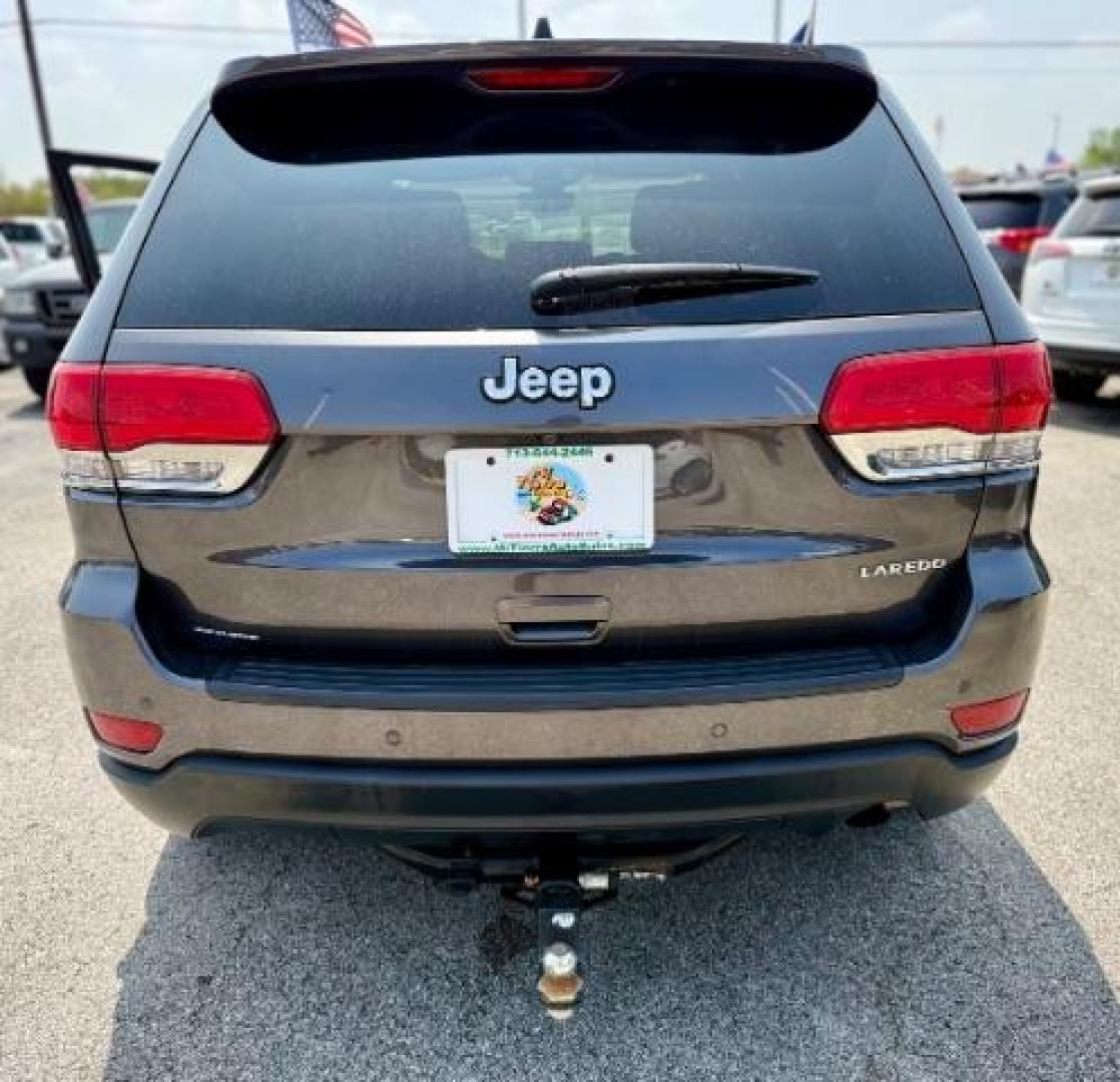 2017 Granite Crystal Metallic Clearcoat /Black Jeep Grand Cherokee Laredo 4x2 (1C4RJEAG8HC) with an Pentastar 3.6L V-6 DOHC engine, located at 4545 Spencer Hwy., Pasadena, 77504, (832) 266-1645, 29.666037, -95.173775 - Photo#3