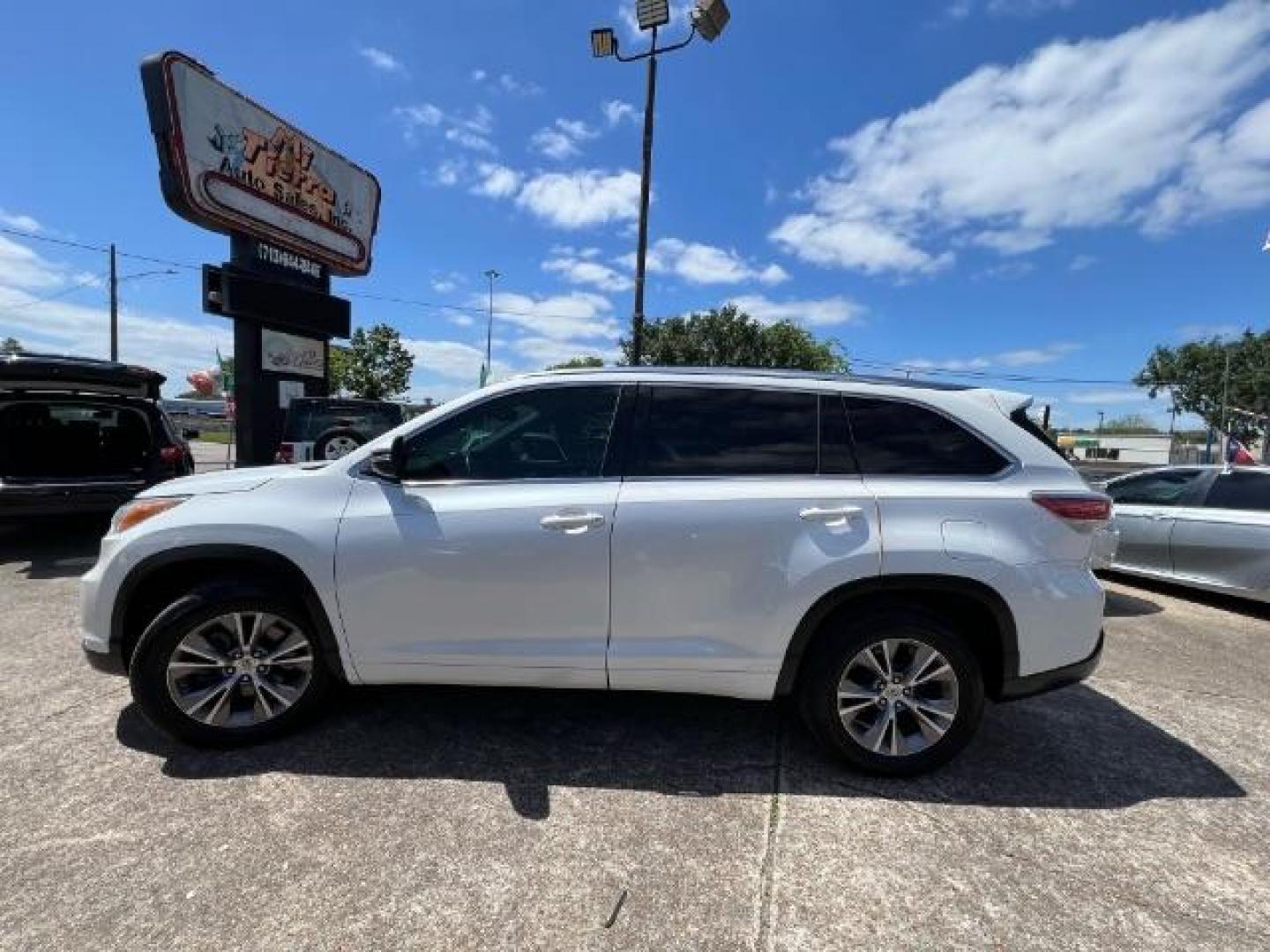 2014 Blizzard Pearl Toyota Highlander XLE V6 (5TDKKRFH8ES) with an 3.5L V-6 DOHC engine, located at 7935 Gulf Freeway, Houston, 77017, (832) 266-1645, 29.684393, -95.275665 - Photo#3