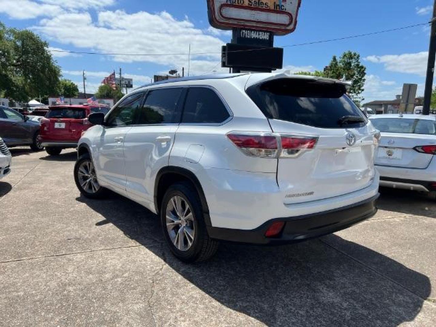 2014 Blizzard Pearl Toyota Highlander XLE V6 (5TDKKRFH8ES) with an 3.5L V-6 DOHC engine, located at 7935 Gulf Freeway, Houston, 77017, (832) 266-1645, 29.684393, -95.275665 - Photo#4