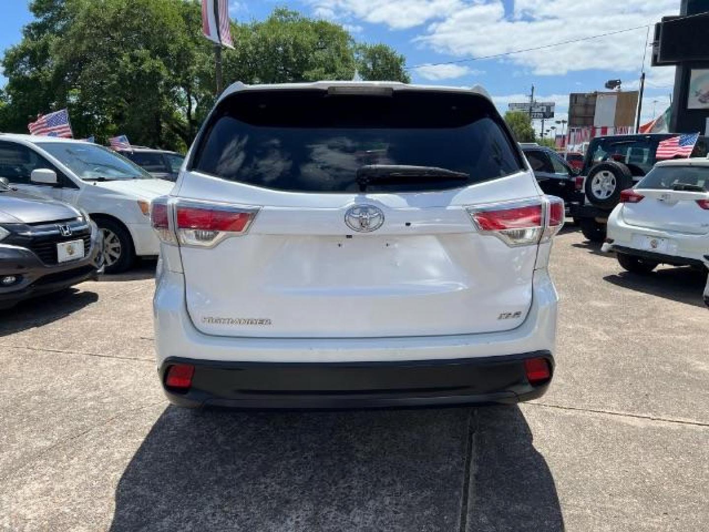 2014 Blizzard Pearl Toyota Highlander XLE V6 (5TDKKRFH8ES) with an 3.5L V-6 DOHC engine, located at 7935 Gulf Freeway, Houston, 77017, (832) 266-1645, 29.684393, -95.275665 - Photo#5