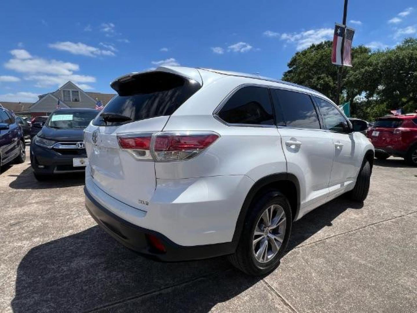 2014 Blizzard Pearl Toyota Highlander XLE V6 (5TDKKRFH8ES) with an 3.5L V-6 DOHC engine, located at 7935 Gulf Freeway, Houston, 77017, (832) 266-1645, 29.684393, -95.275665 - Photo#6