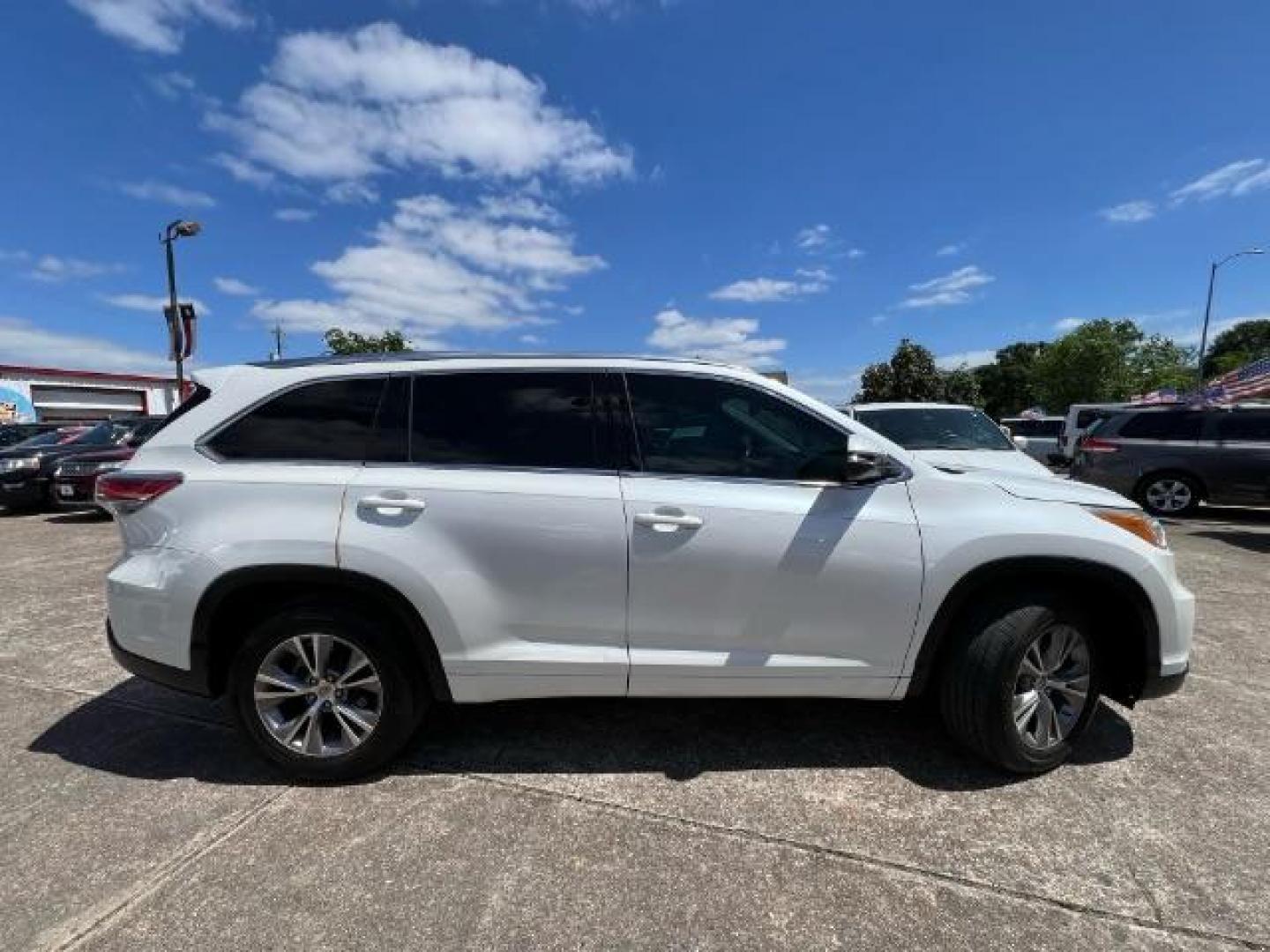 2014 Blizzard Pearl Toyota Highlander XLE V6 (5TDKKRFH8ES) with an 3.5L V-6 DOHC engine, located at 7935 Gulf Freeway, Houston, 77017, (832) 266-1645, 29.684393, -95.275665 - Photo#7