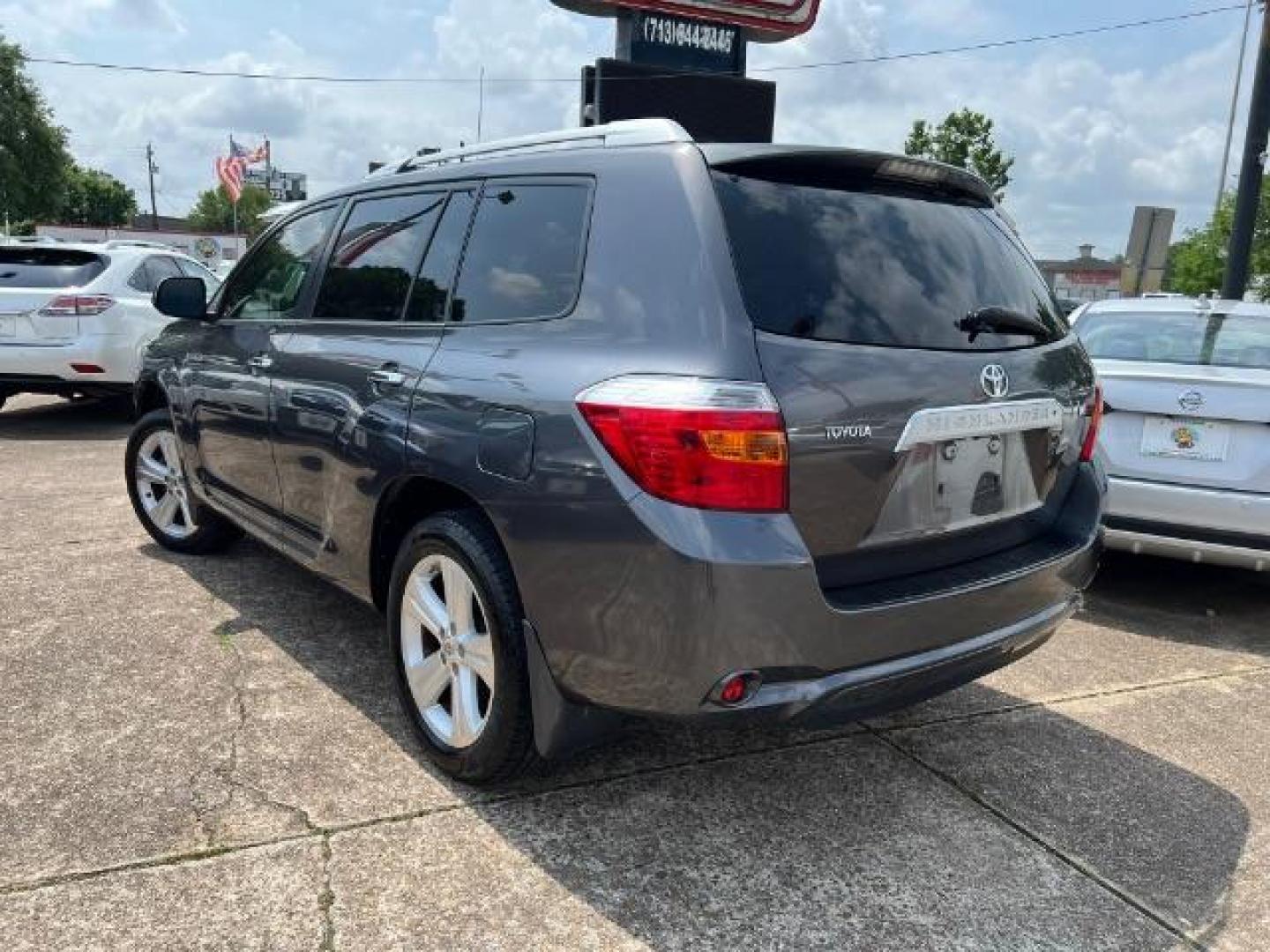 2009 Magnetic Gray Metallic Toyota Highlander Limited (JTEDS42A792) with an 3.5L V-6 DOHC engine, located at 7935 Gulf Freeway, Houston, 77017, (832) 266-1645, 29.684393, -95.275665 - Photo#4