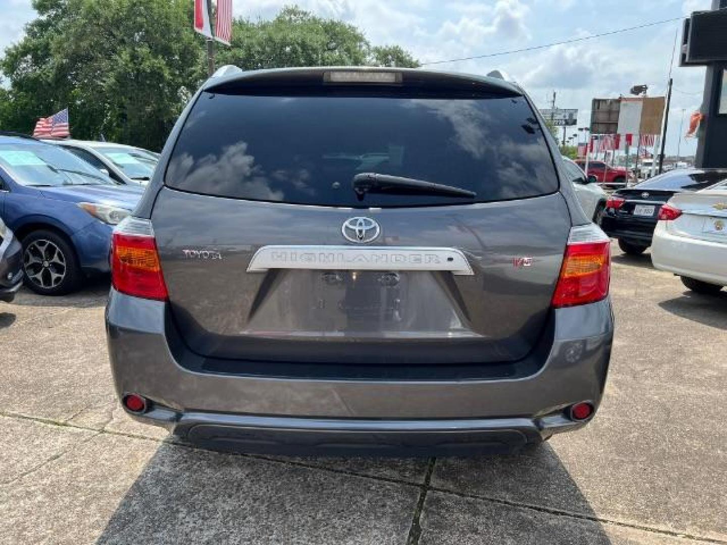 2009 Magnetic Gray Metallic Toyota Highlander Limited (JTEDS42A792) with an 3.5L V-6 DOHC engine, located at 7935 Gulf Freeway, Houston, 77017, (832) 266-1645, 29.684393, -95.275665 - Photo#5