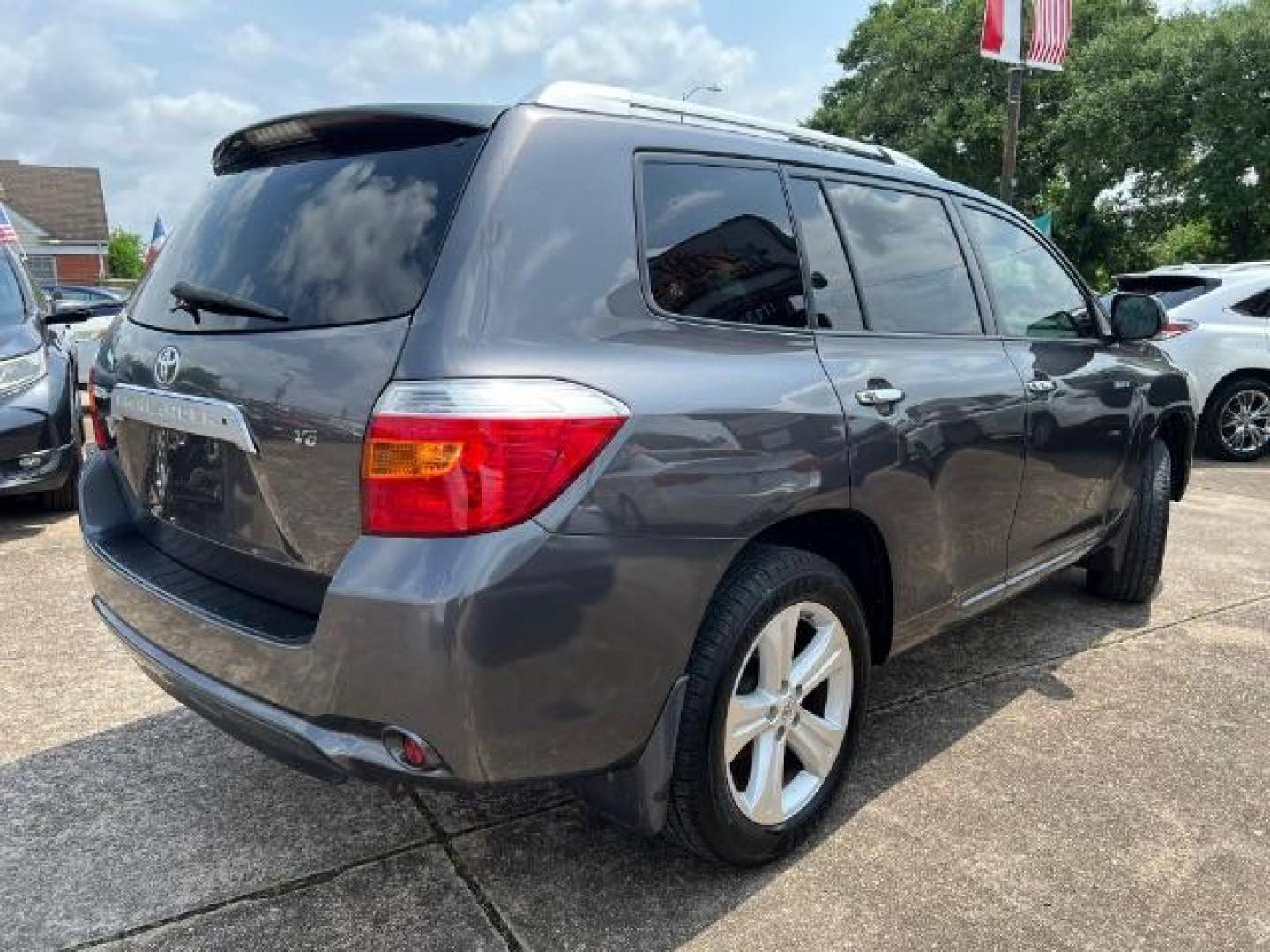 2009 Magnetic Gray Metallic Toyota Highlander Limited (JTEDS42A792) with an 3.5L V-6 DOHC engine, located at 7935 Gulf Freeway, Houston, 77017, (832) 266-1645, 29.684393, -95.275665 - Photo#6