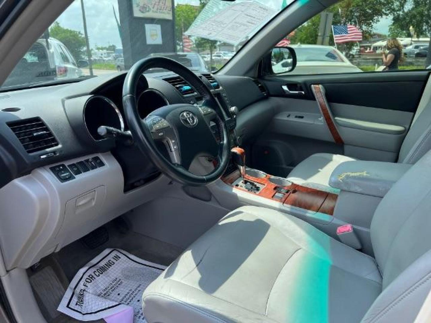 2009 Magnetic Gray Metallic Toyota Highlander Limited (JTEDS42A792) with an 3.5L V-6 DOHC engine, located at 7935 Gulf Freeway, Houston, 77017, (832) 266-1645, 29.684393, -95.275665 - Photo#8