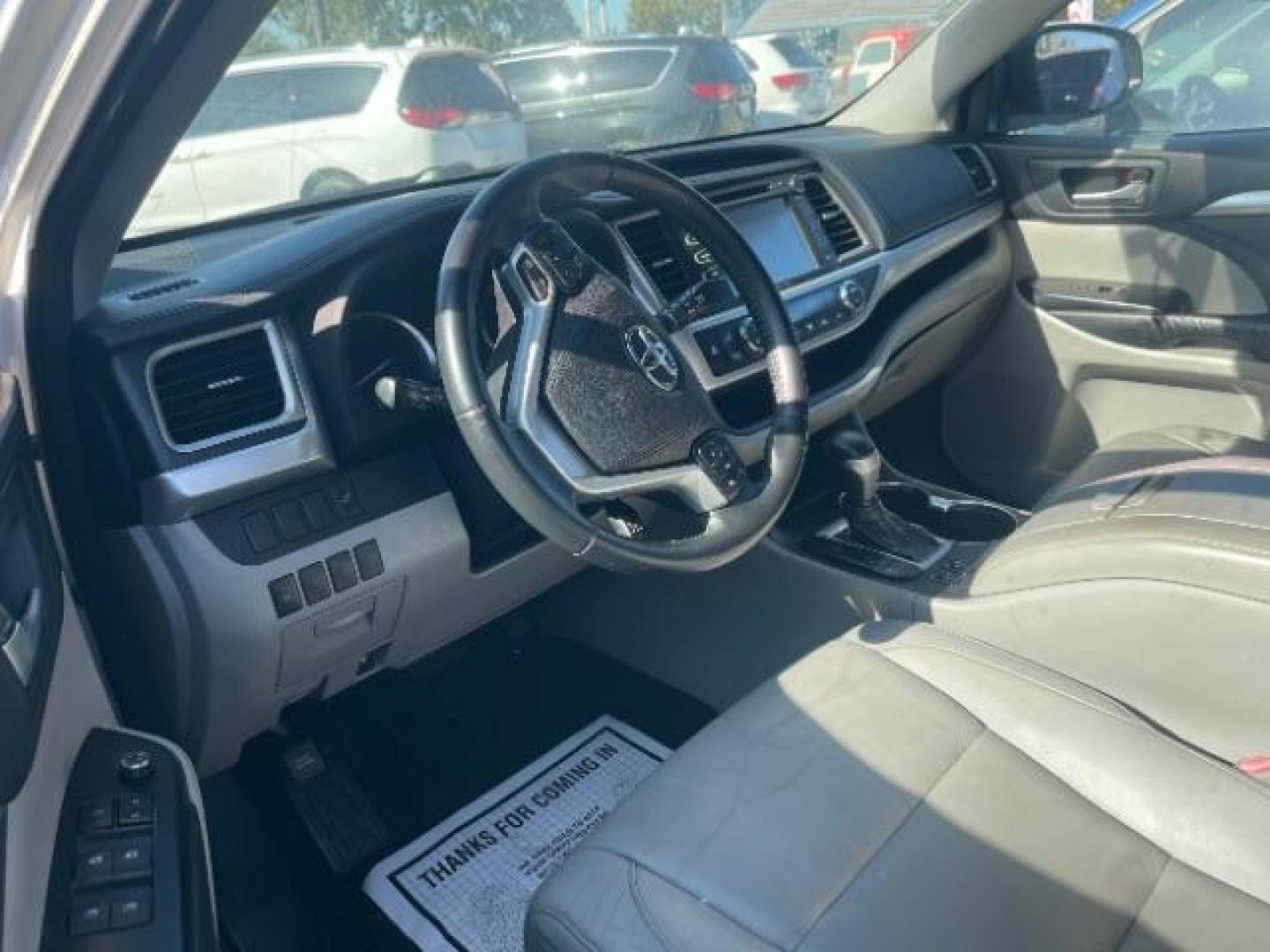 2015 Blizzard Pearl Toyota Highlander XLE V6 (5TDKKRFH7FS) with an 3.5L V-6 DOHC engine, located at 7935 Gulf Freeway, Houston, 77017, (832) 266-1645, 29.684393, -95.275665 - Photo#4