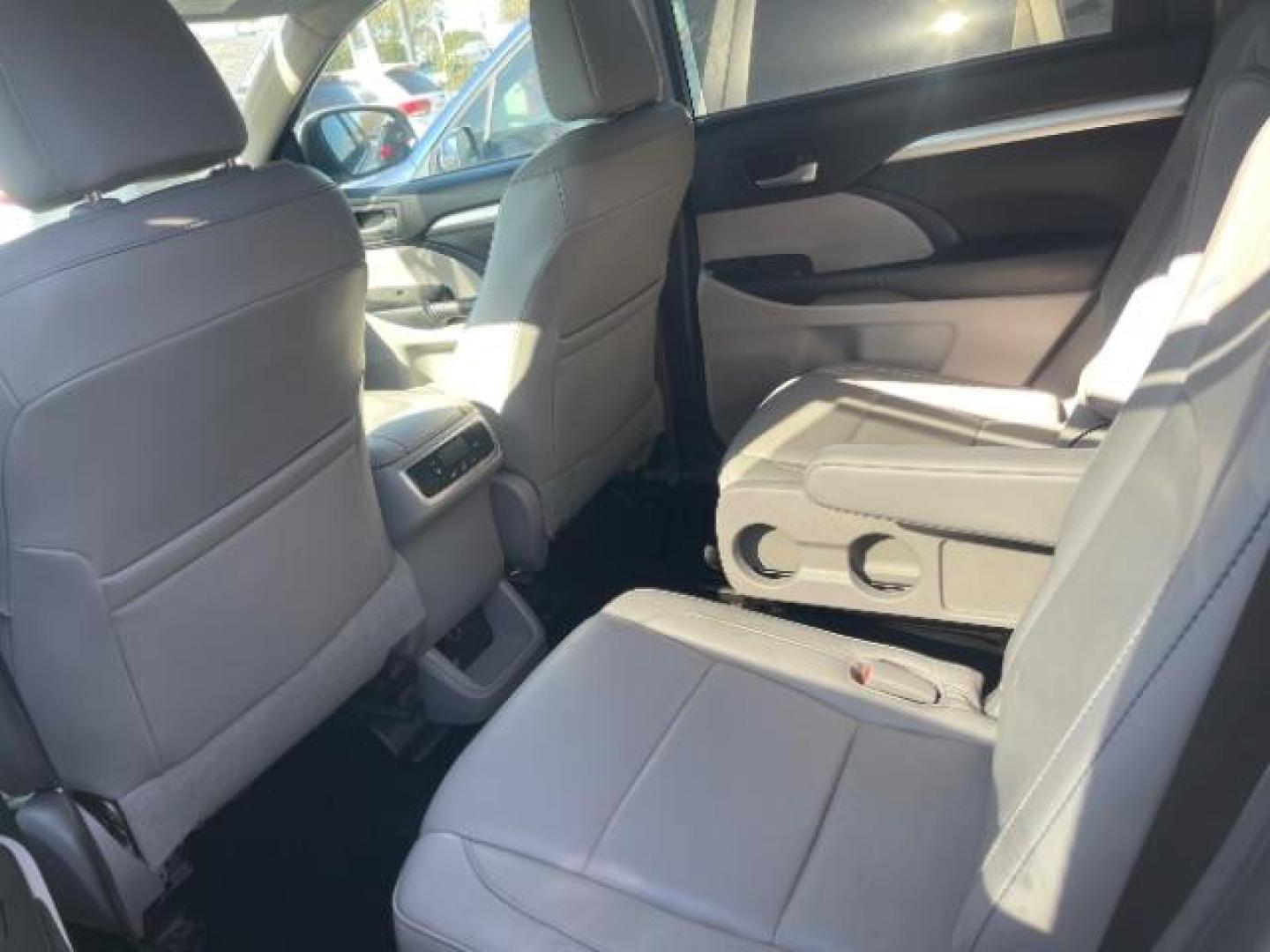 2015 Blizzard Pearl Toyota Highlander XLE V6 (5TDKKRFH7FS) with an 3.5L V-6 DOHC engine, located at 7935 Gulf Freeway, Houston, 77017, (832) 266-1645, 29.684393, -95.275665 - Photo#5