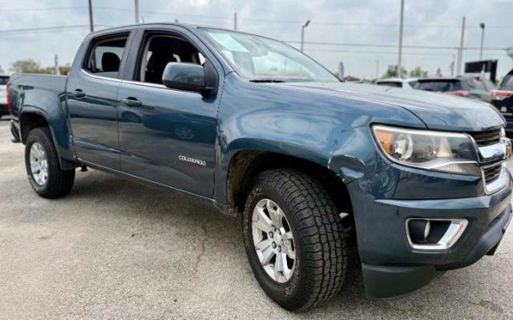 2020 Satin Steel Metallic /Jet Black Chevrolet Colorado 2WD Crew Cab Short Box LT (1GCGSCEA8L1) with an 2.5L I-4 gasoline direct injection engine, located at 4545 Spencer Hwy., Pasadena, 77504, (832) 266-1645, 29.666037, -95.173775 - Photo#2