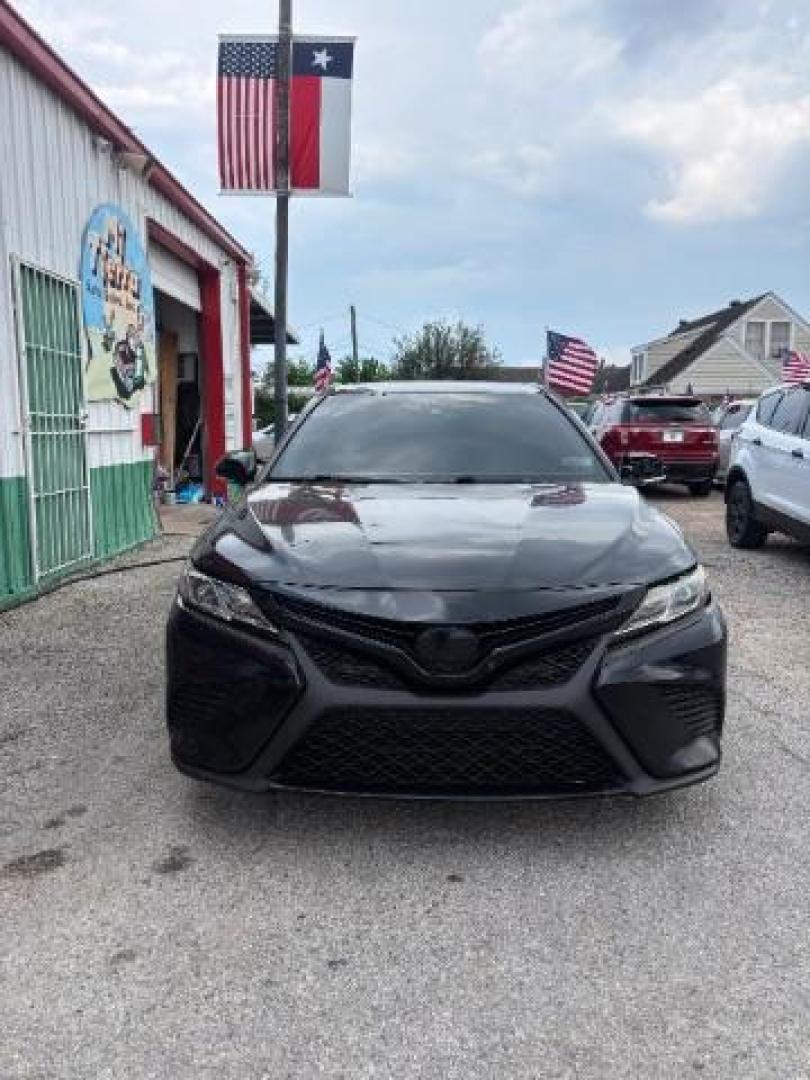 2018 Midnight Black Metallic Toyota Camry SE (4T1B11HK9JU) with an 2.5L I-4 port/direct injection engine, located at 7935 Gulf Freeway, Houston, 77017, (832) 266-1645, 29.684393, -95.275665 - Photo#1