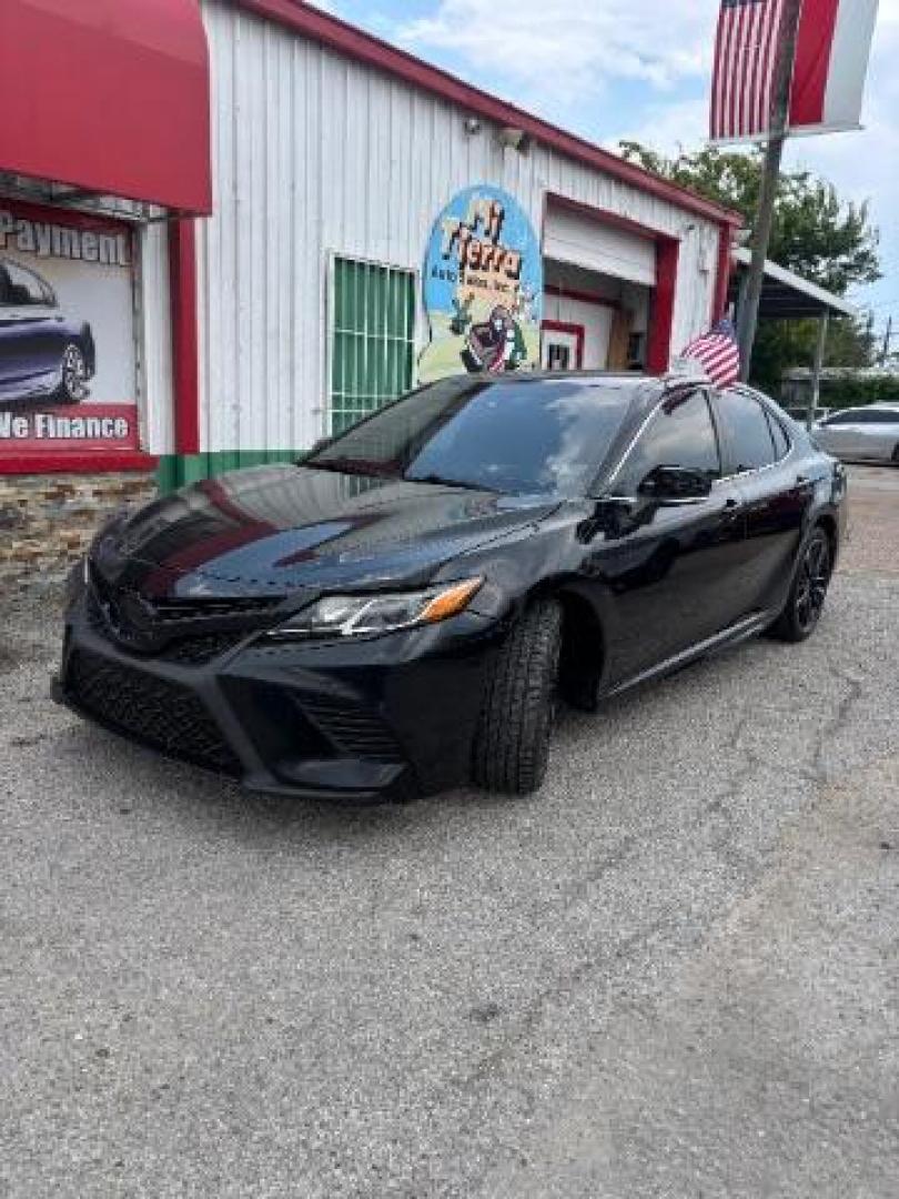 2018 Midnight Black Metallic Toyota Camry SE (4T1B11HK9JU) with an 2.5L I-4 port/direct injection engine, located at 7935 Gulf Freeway, Houston, 77017, (832) 266-1645, 29.684393, -95.275665 - Photo#2