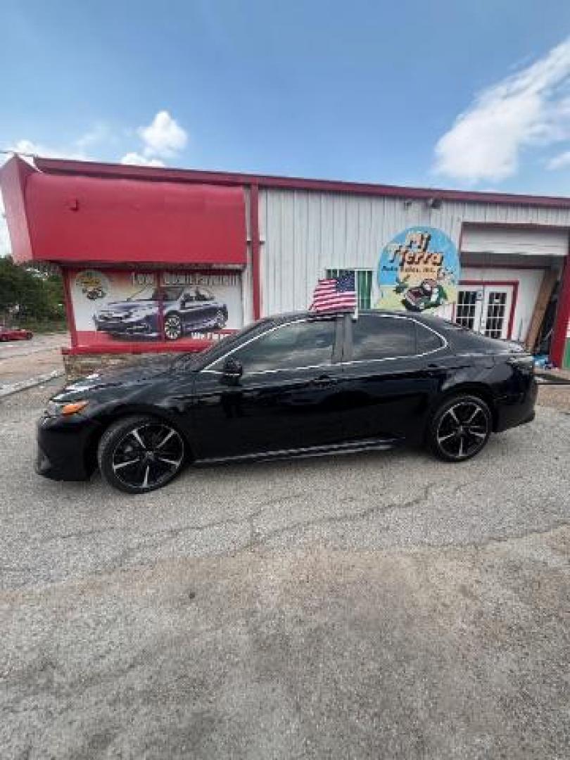 2018 Midnight Black Metallic Toyota Camry SE (4T1B11HK9JU) with an 2.5L I-4 port/direct injection engine, located at 7935 Gulf Freeway, Houston, 77017, (832) 266-1645, 29.684393, -95.275665 - Photo#3