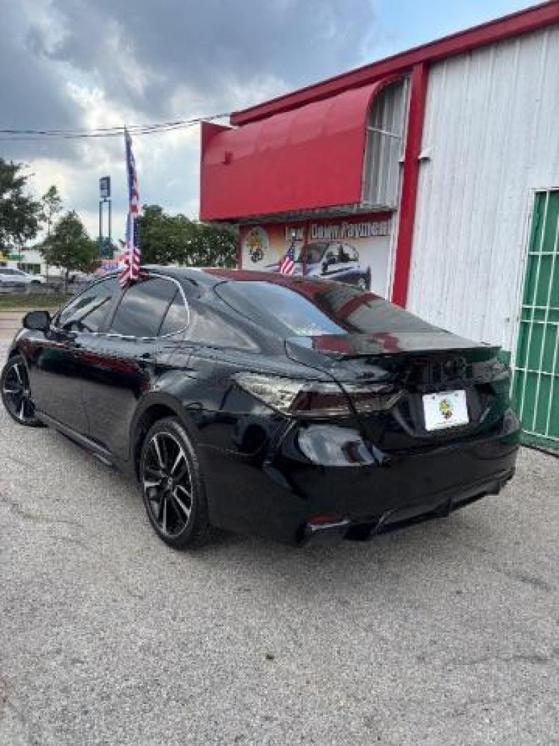 2018 Midnight Black Metallic Toyota Camry SE (4T1B11HK9JU) with an 2.5L I-4 port/direct injection engine, located at 7935 Gulf Freeway, Houston, 77017, (832) 266-1645, 29.684393, -95.275665 - Photo#4