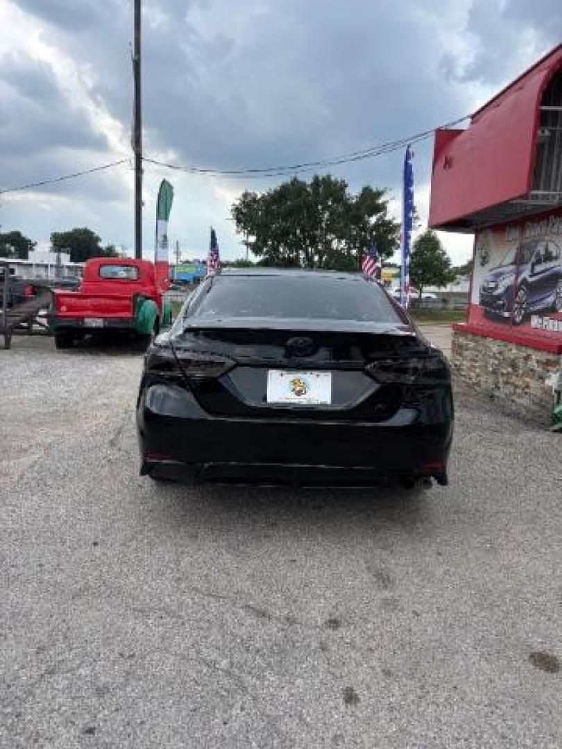2018 Midnight Black Metallic Toyota Camry SE (4T1B11HK9JU) with an 2.5L I-4 port/direct injection engine, located at 7935 Gulf Freeway, Houston, 77017, (832) 266-1645, 29.684393, -95.275665 - Photo#5