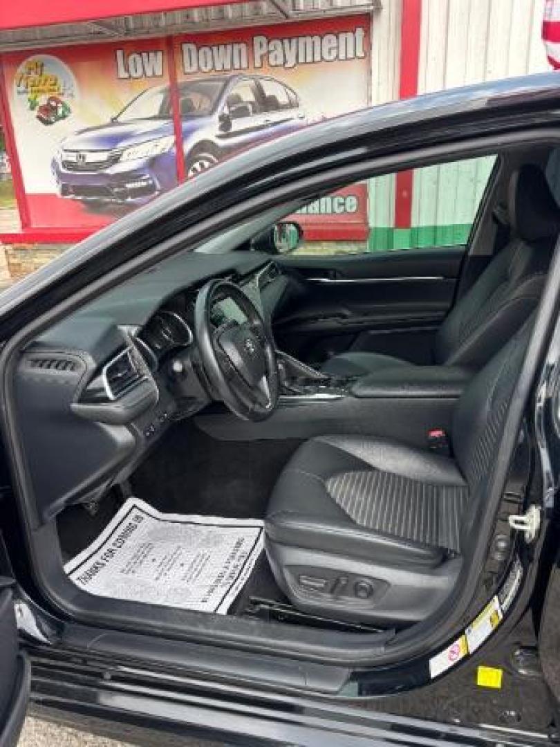 2018 Midnight Black Metallic Toyota Camry SE (4T1B11HK9JU) with an 2.5L I-4 port/direct injection engine, located at 7935 Gulf Freeway, Houston, 77017, (832) 266-1645, 29.684393, -95.275665 - Photo#8