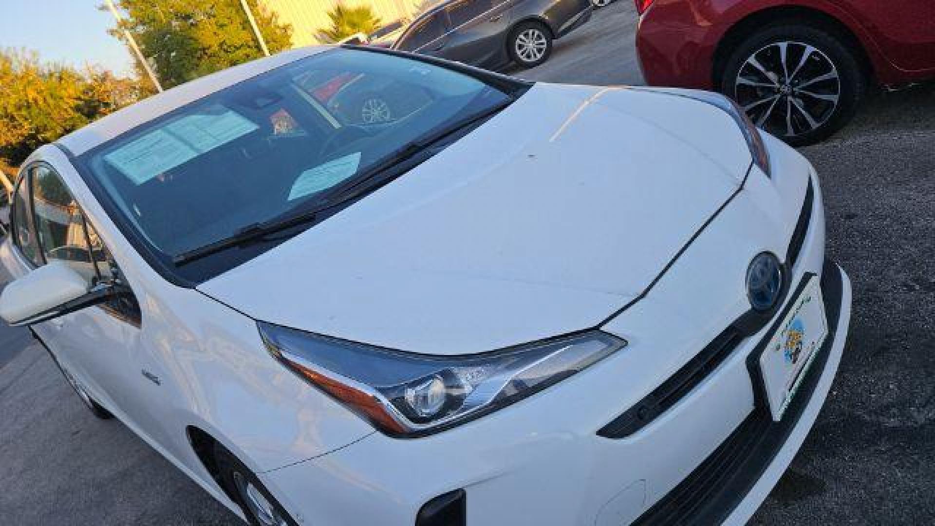 2020 Super White /Moonstone Toyota Prius LE (JTDKARFU1L3) with an 1.8L I-4 DOHC engine, located at 4545 Spencer Hwy., Pasadena, 77504, (832) 266-1645, 29.666037, -95.173775 - Photo#6