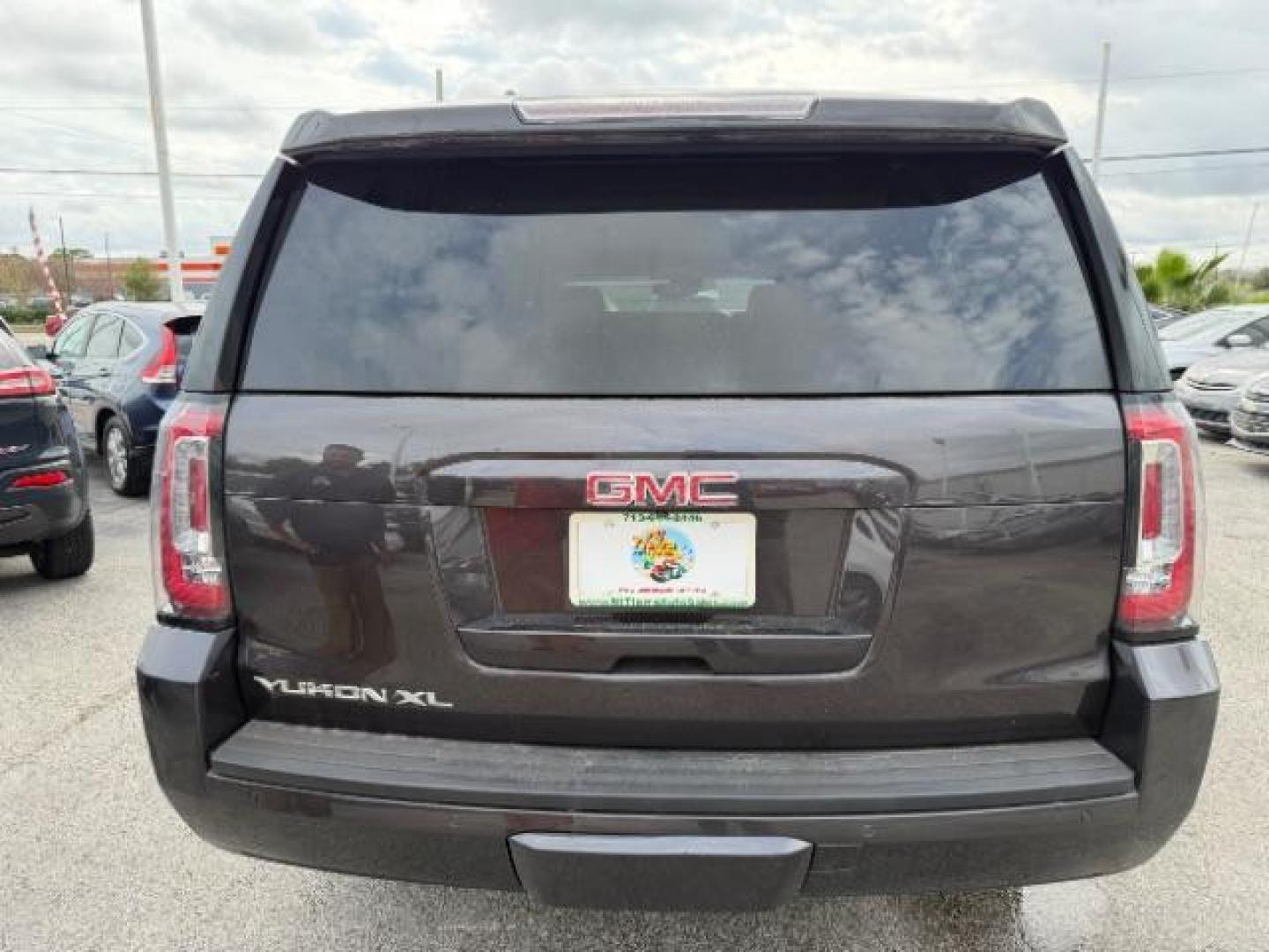 2015 GMC Yukon XL 1500 SLT (1GKS1HKC1FR) with an EcoTec3 5.3L V-8 gasoline direct injection engine, located at 4545 Spencer Hwy., Pasadena, 77504, (832) 266-1645, 29.666037, -95.173775 - Photo#4