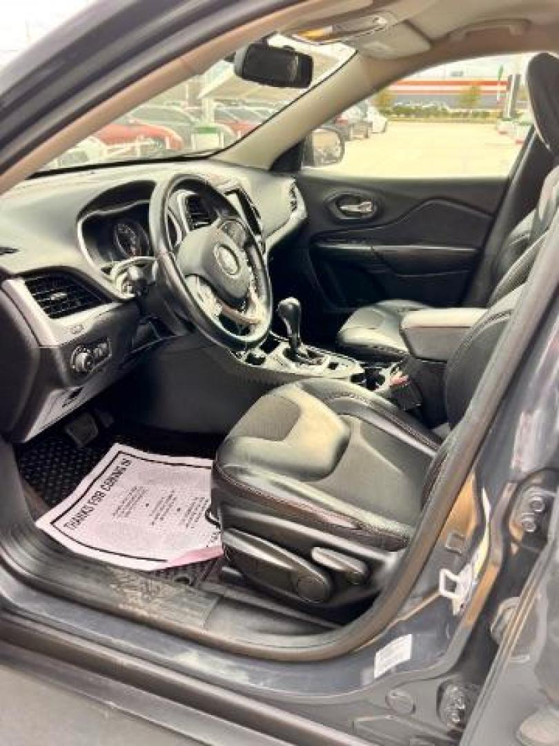 2017 Billet Silver Metallic Clearcoat /Black Jeep Cherokee Trailhawk 4x4 (1C4PJMBB3HW) , located at 4545 Spencer Hwy., Pasadena, 77504, (832) 266-1645, 29.666037, -95.173775 - Photo#4