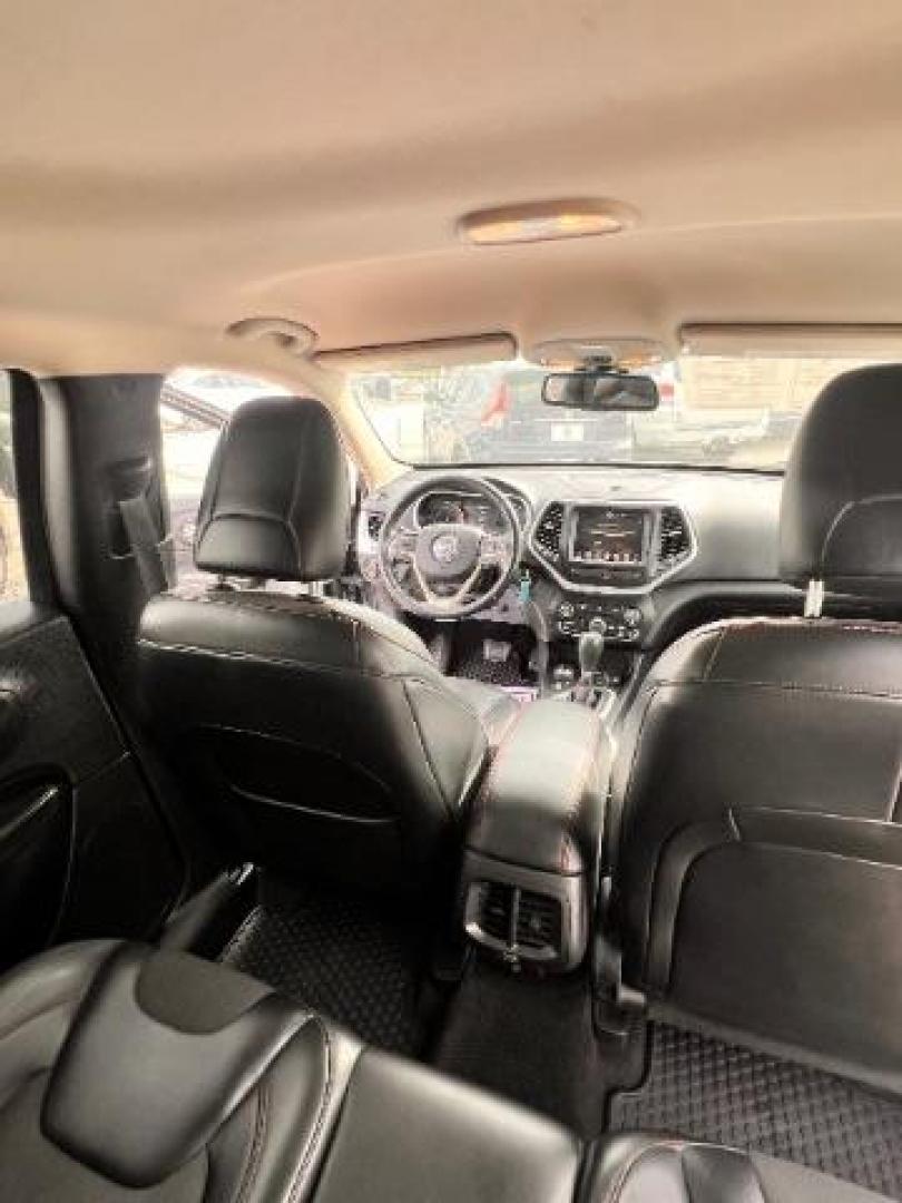 2017 Billet Silver Metallic Clearcoat /Black Jeep Cherokee Trailhawk 4x4 (1C4PJMBB3HW) , located at 4545 Spencer Hwy., Pasadena, 77504, (832) 266-1645, 29.666037, -95.173775 - Photo#10