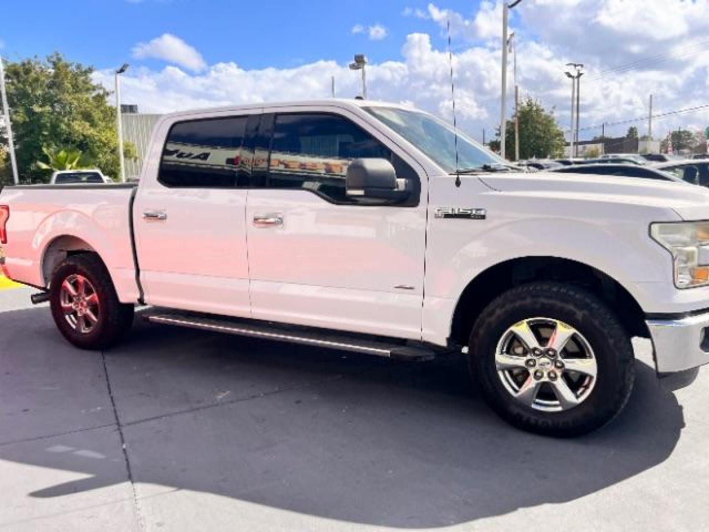 2016 Oxford White /Medium Earth Gray Ford F-150 XLT (1FTEW1CP8GK) , located at 4545 Spencer Hwy., Pasadena, 77504, (832) 266-1645, 29.666037, -95.173775 - Photo#3