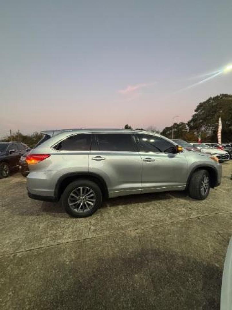 2018 Celestial Silver Metallic Toyota Highlander XLE (5TDKZRFH5JS) with an 3.5L V-6 port/direct injection engine, located at 7935 Gulf Freeway, Houston, 77017, (832) 266-1645, 29.684393, -95.275665 - Photo#4