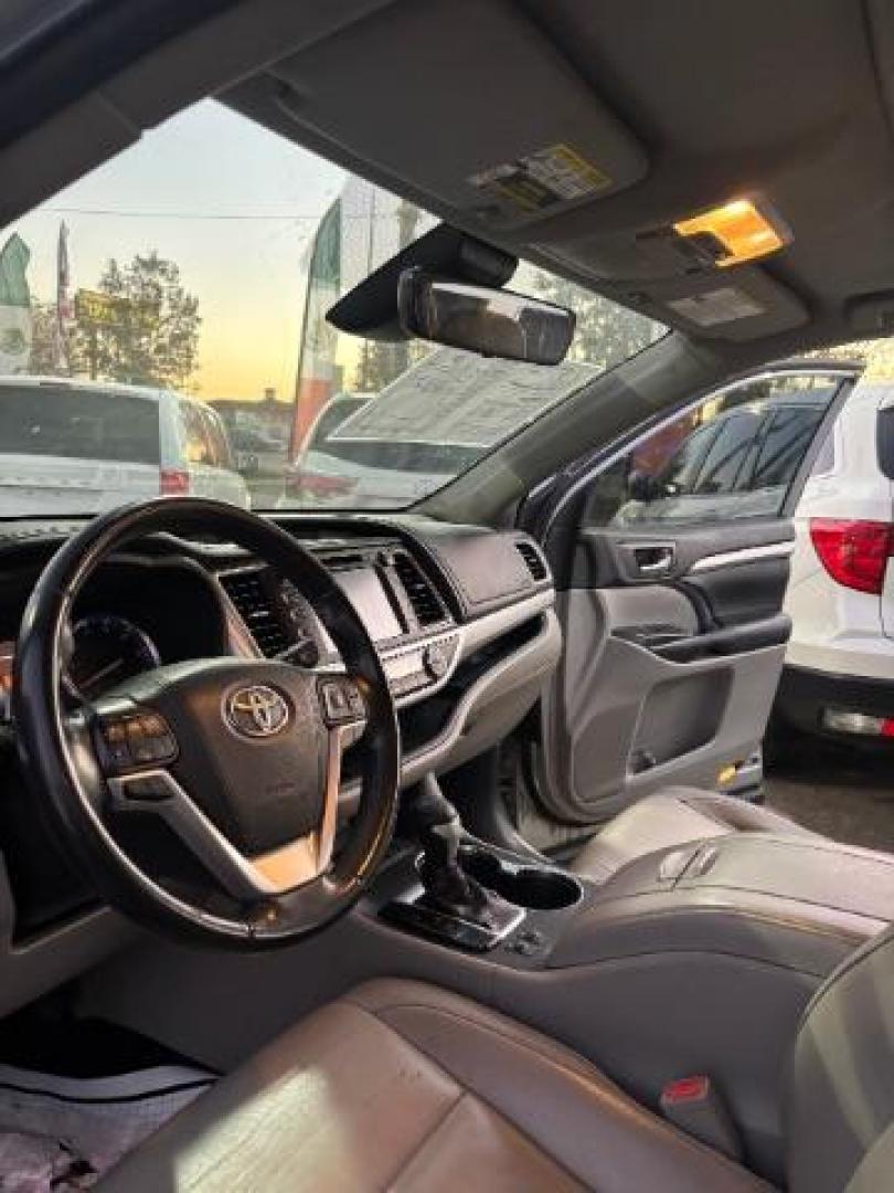 2018 Celestial Silver Metallic Toyota Highlander XLE (5TDKZRFH5JS) with an 3.5L V-6 port/direct injection engine, located at 7935 Gulf Freeway, Houston, 77017, (832) 266-1645, 29.684393, -95.275665 - Photo#5