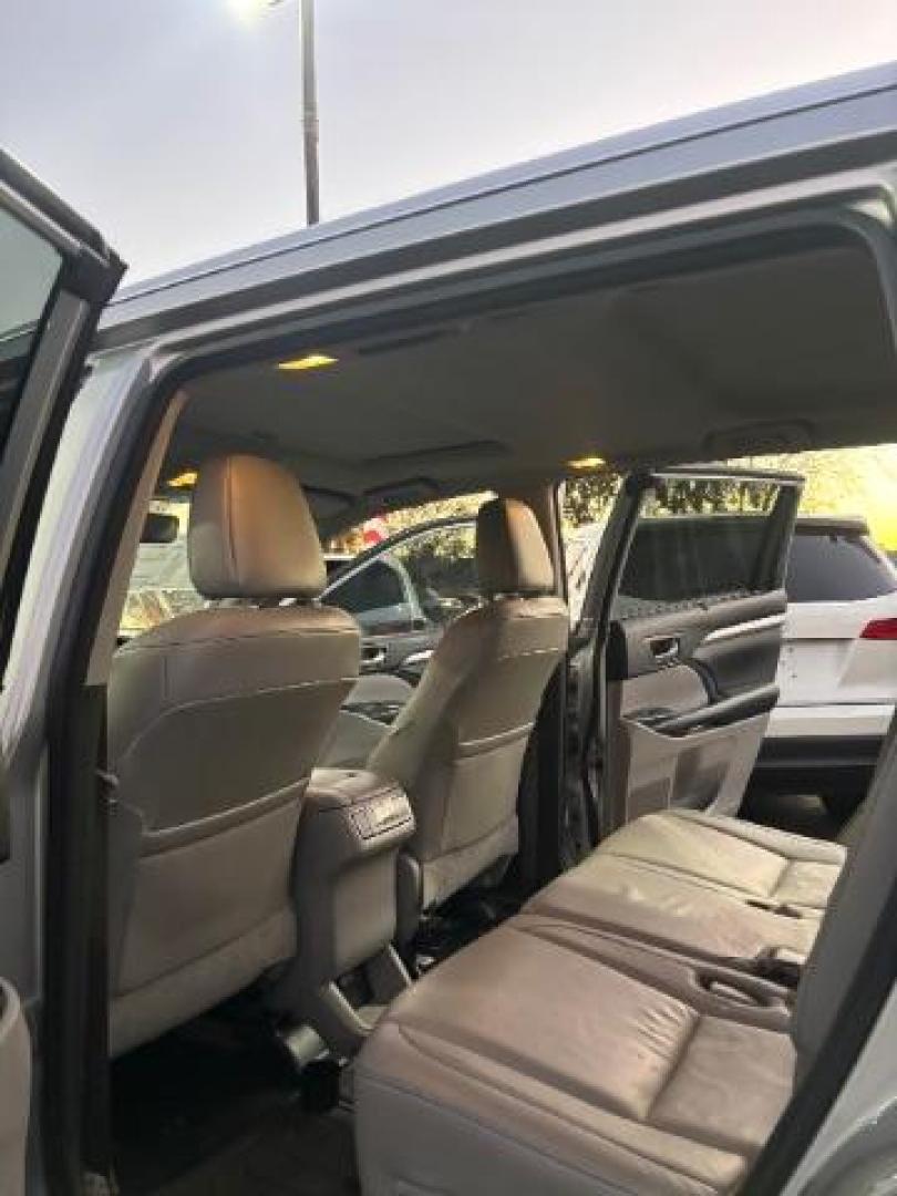 2018 Celestial Silver Metallic Toyota Highlander XLE (5TDKZRFH5JS) with an 3.5L V-6 port/direct injection engine, located at 7935 Gulf Freeway, Houston, 77017, (832) 266-1645, 29.684393, -95.275665 - Photo#6