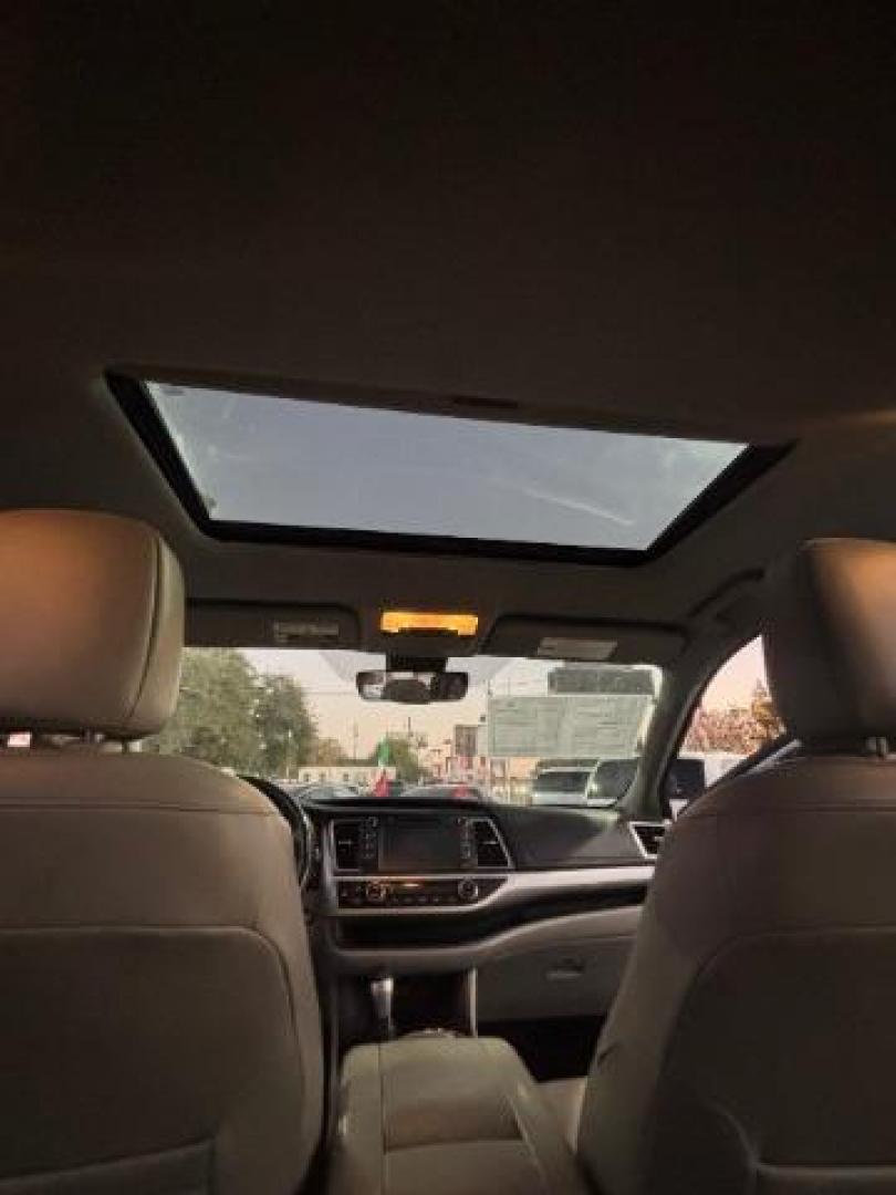 2018 Celestial Silver Metallic Toyota Highlander XLE (5TDKZRFH5JS) with an 3.5L V-6 port/direct injection engine, located at 7935 Gulf Freeway, Houston, 77017, (832) 266-1645, 29.684393, -95.275665 - Photo#7