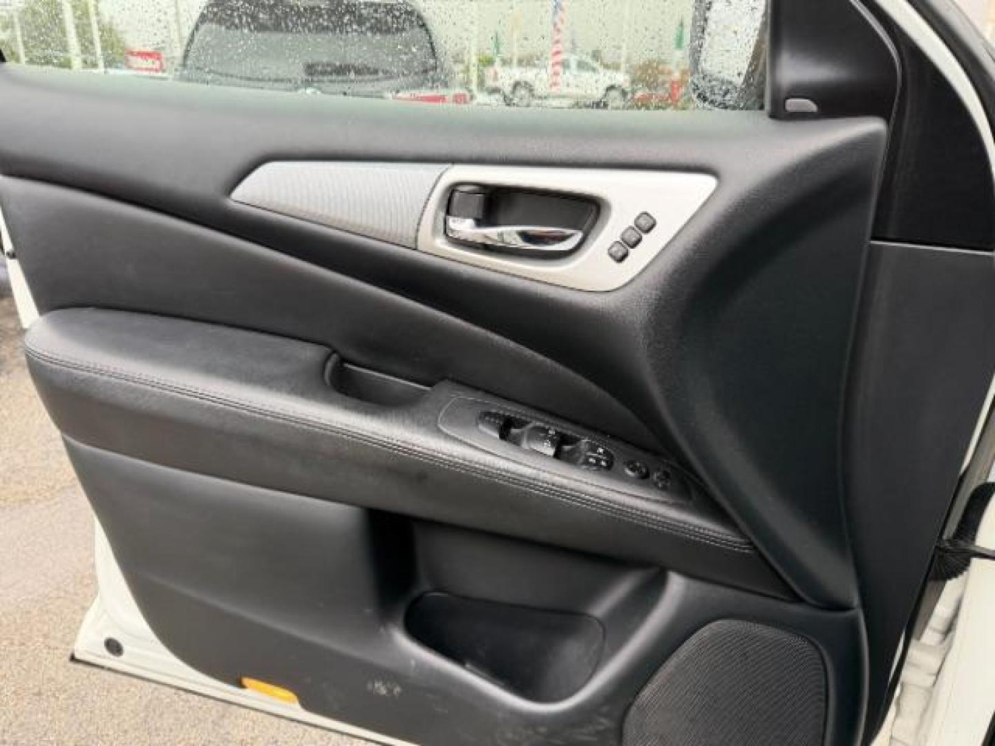 2019 Glacier White /Charcoal Nissan Pathfinder SL (5N1DR2MN9KC) with an 3.5L V-6 gasoline direct injection engine, located at 4545 Spencer Hwy., Pasadena, 77504, (832) 266-1645, 29.666037, -95.173775 - Photo#7