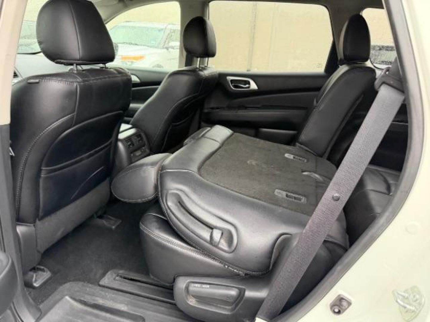 2019 Glacier White /Charcoal Nissan Pathfinder SL (5N1DR2MN9KC) with an 3.5L V-6 gasoline direct injection engine, located at 4545 Spencer Hwy., Pasadena, 77504, (832) 266-1645, 29.666037, -95.173775 - Photo#9