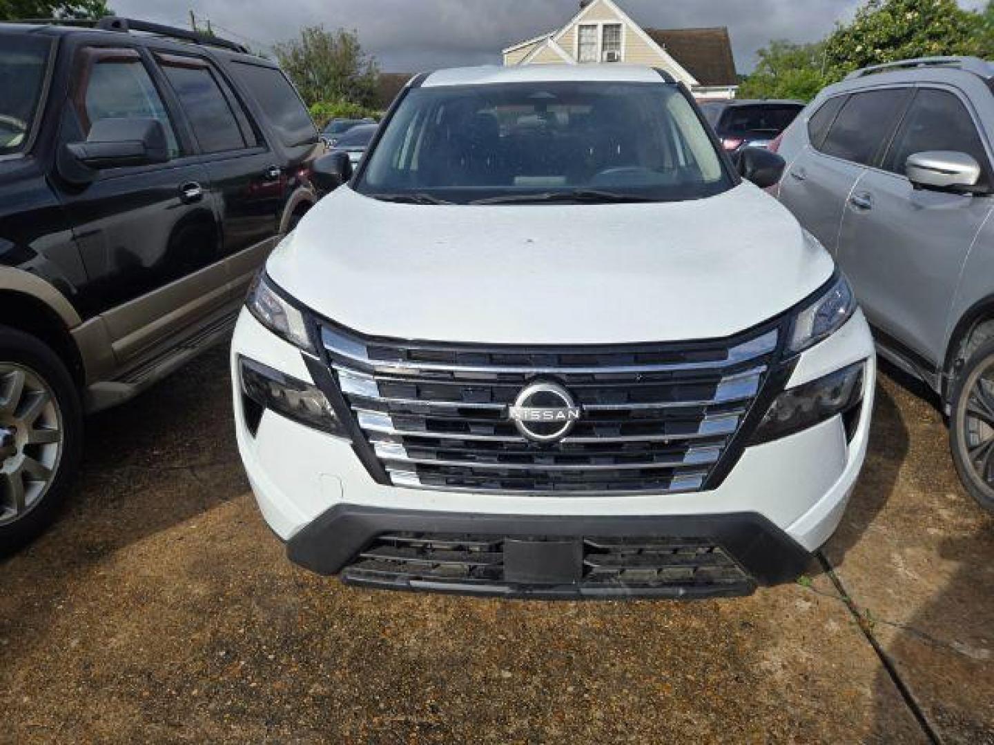 2024 Everest White Pearl Nissan Rogue S FWD (5N1BT3AA7RC) with an VC-Turbo 1.5L I-3 gasoline direct injection engine, located at 7935 Gulf Freeway, Houston, 77017, (832) 266-1645, 29.684393, -95.275665 - Photo#0