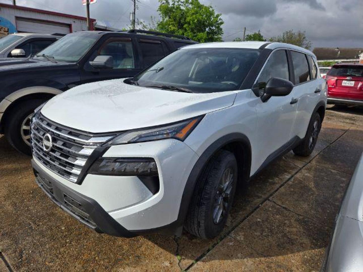 2024 Everest White Pearl Nissan Rogue S FWD (5N1BT3AA7RC) with an VC-Turbo 1.5L I-3 gasoline direct injection engine, located at 7935 Gulf Freeway, Houston, 77017, (832) 266-1645, 29.684393, -95.275665 - Photo#1