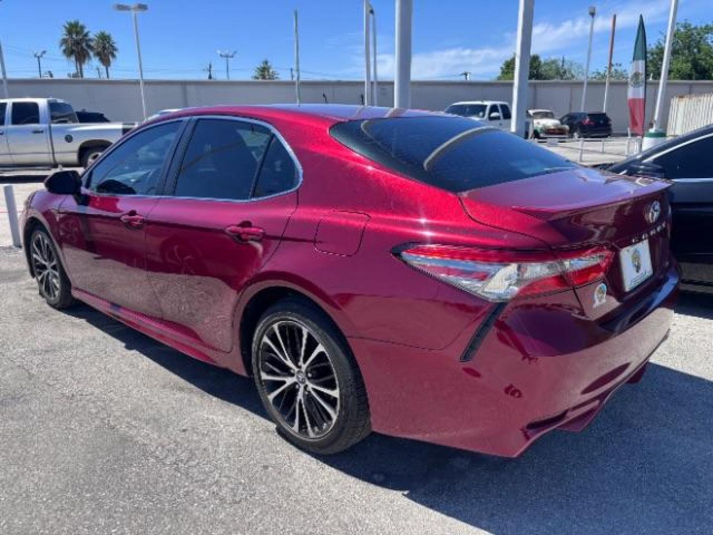 2018 Ruby Flare Pearl /Black Toyota Camry SE (4T1B11HK7JU) with an 2.5L I-4 port/direct engine, located at 4545 Spencer Hwy., Pasadena, 77504, (832) 266-1645, 29.666037, -95.173775 - Photo#3